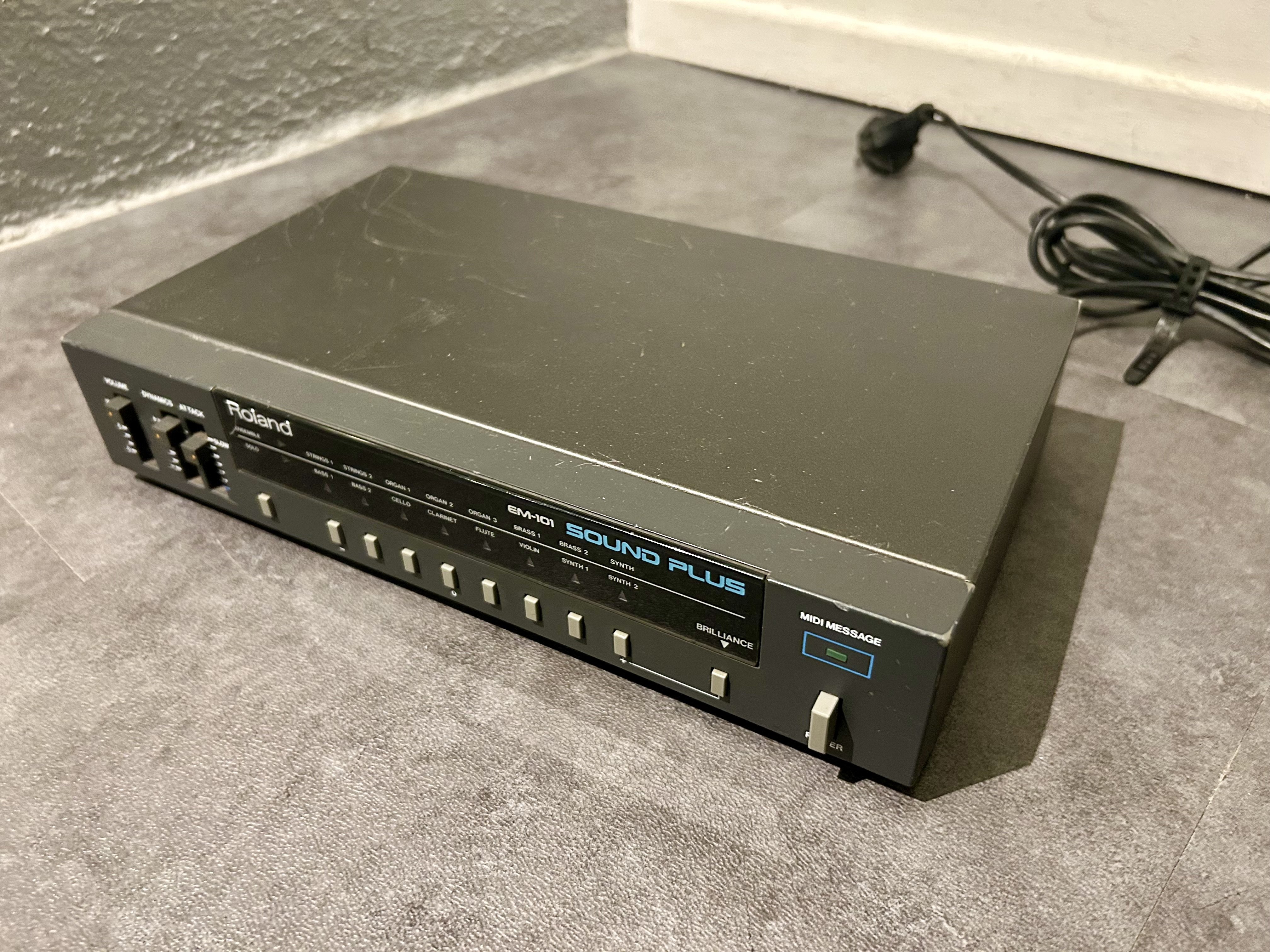 Synthétiseur analogique Roland EM-101 SoundPlus