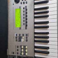 Vends clavier Motif 6 et son fly case