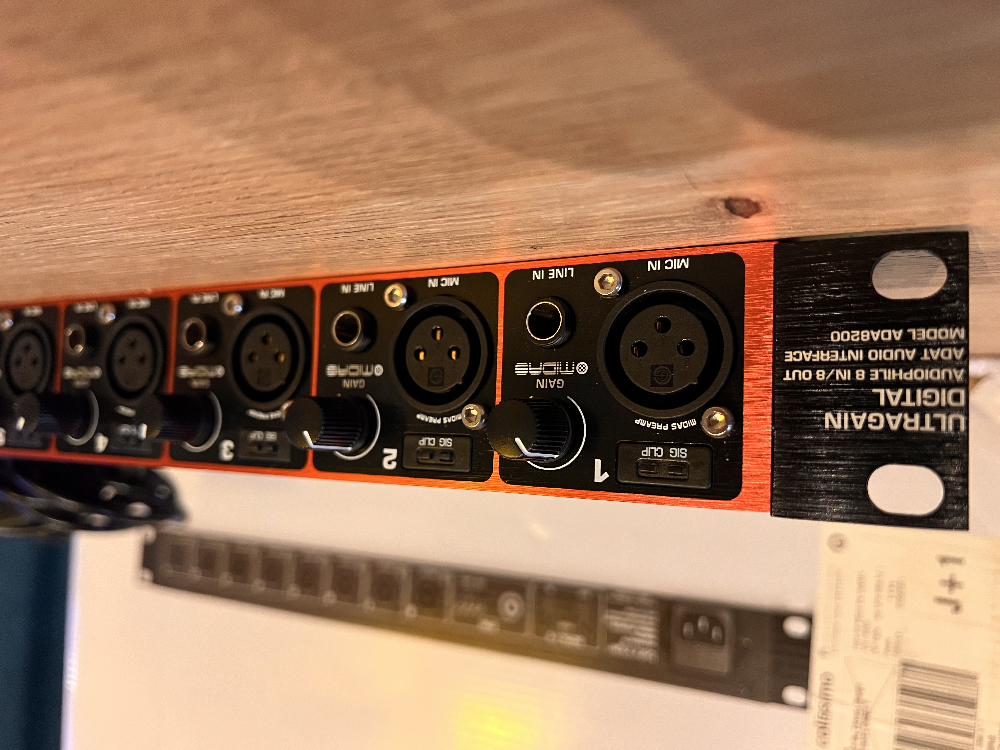 BERINGHER ULTRAGAIN ADA8200