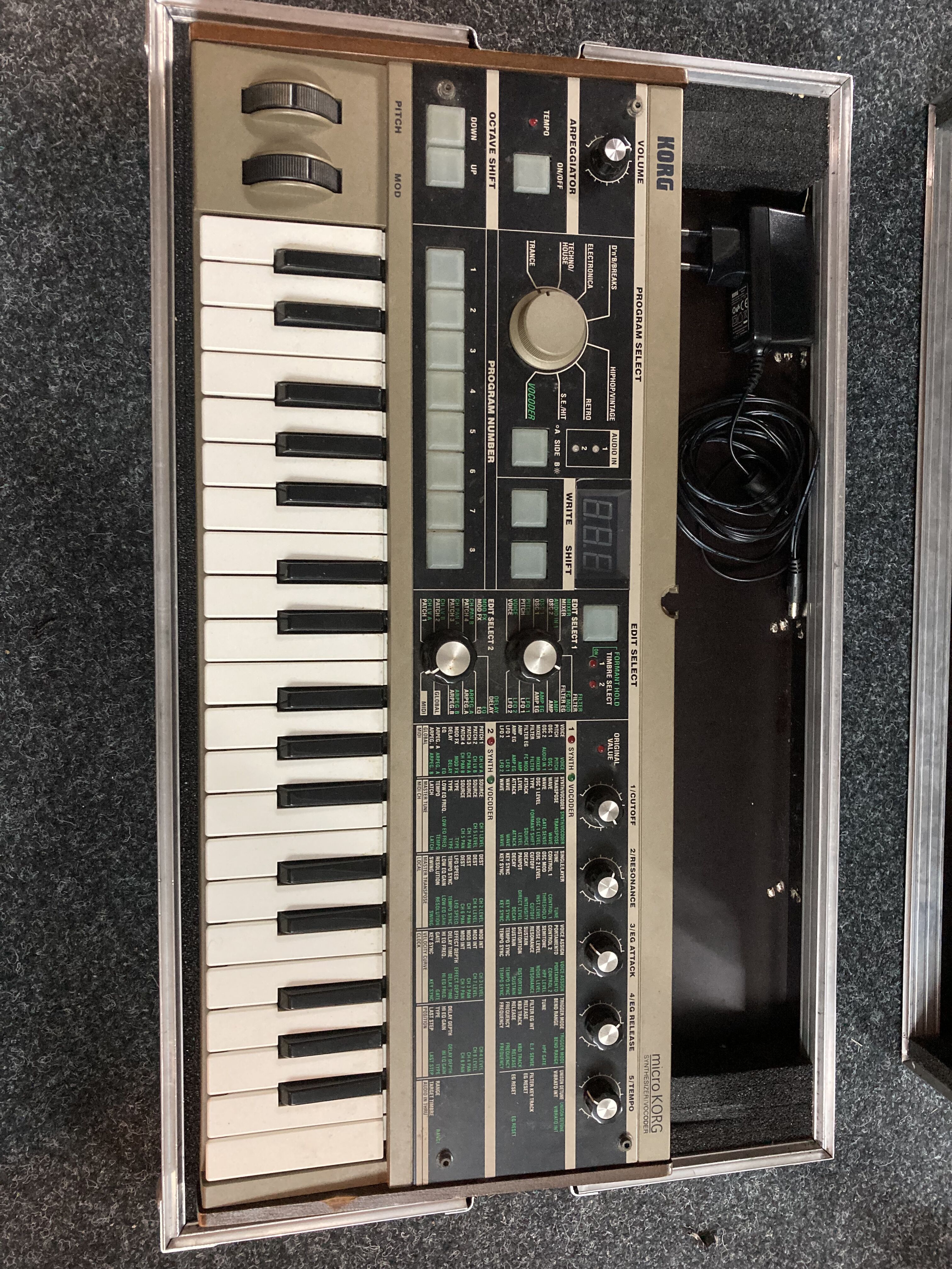 Synthétiseur microKorg (avec flightcase Thon)