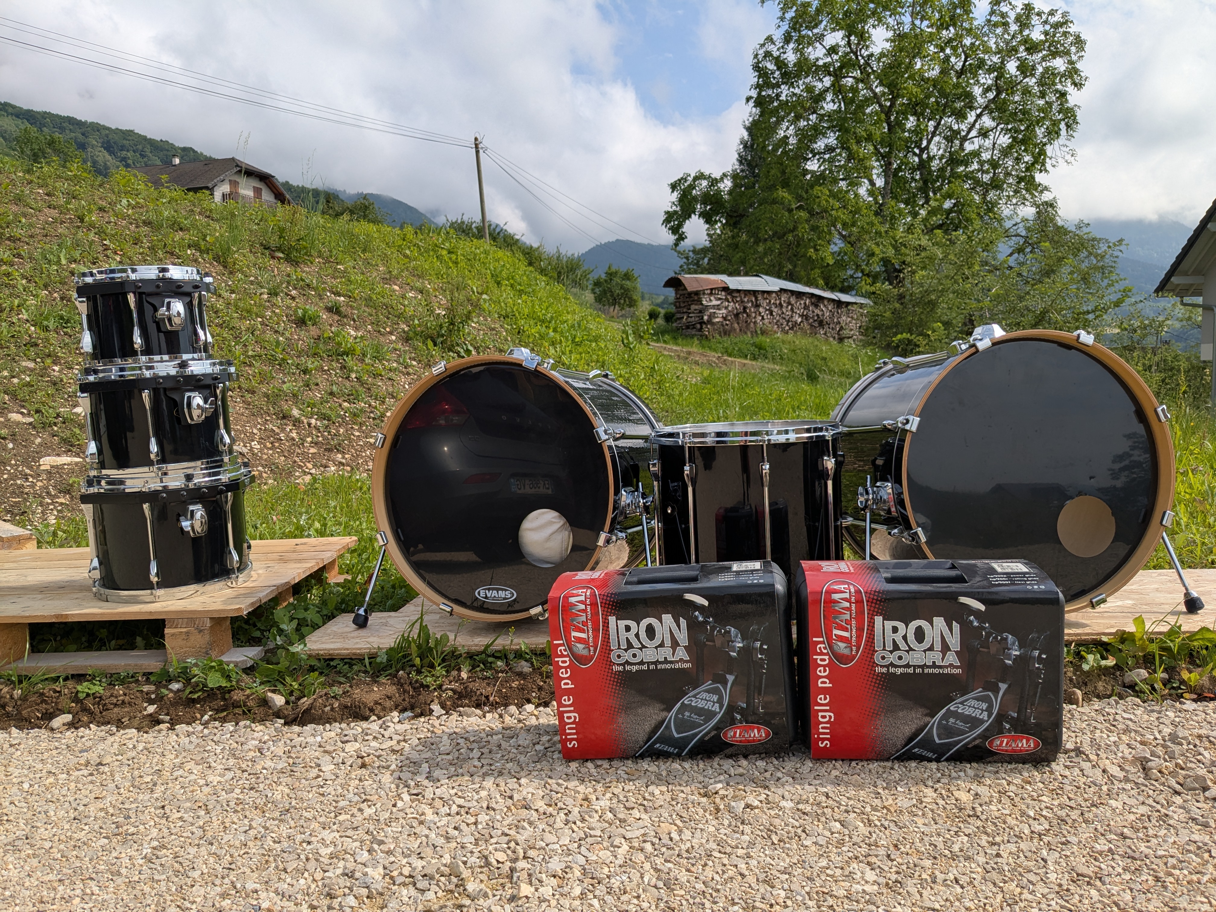 Batterie TAMA SuperStar 4 toms + 2 Grosses Caisses + Caisse Claire + 2 pédales Iron Cobra 