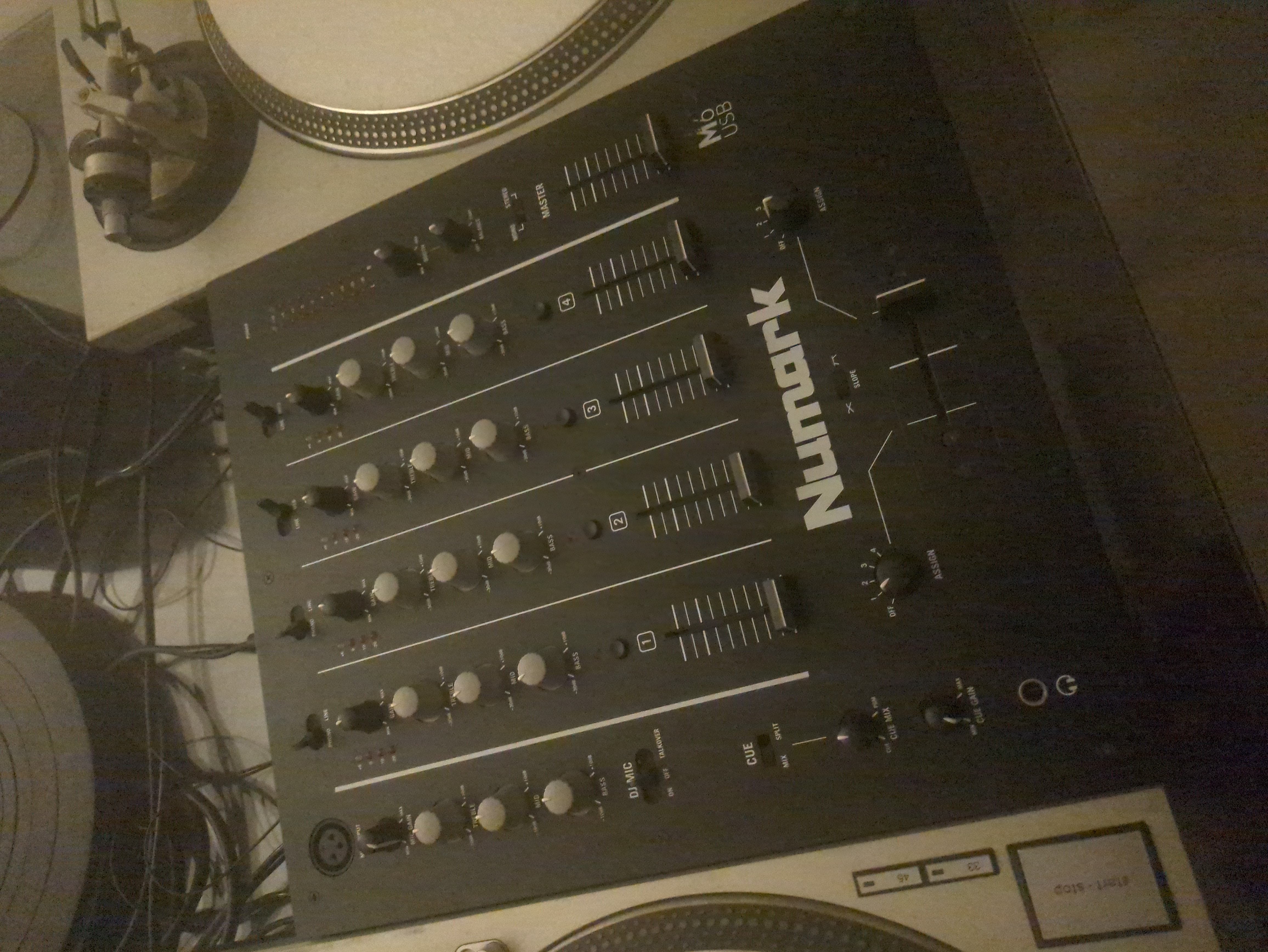 Vends table de mixage Numark M6