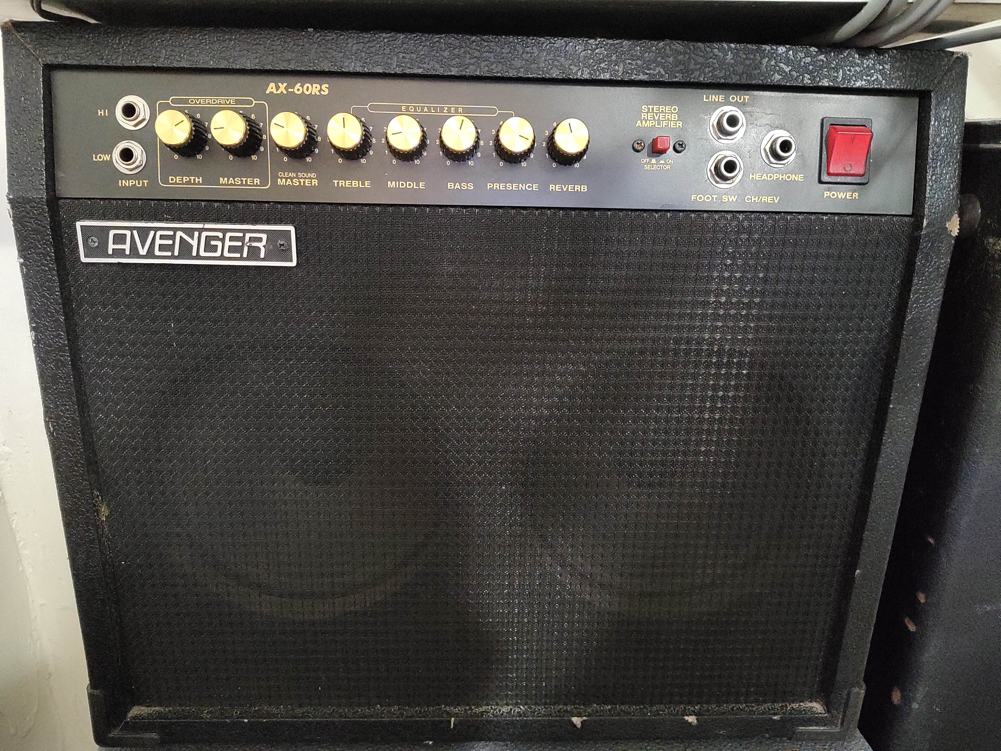 Ampli guitare stéréo AVENGER AX60ES Très pratique avec sa boucle d'effet stéréo, pour effets avec une dimension spaciale (choru