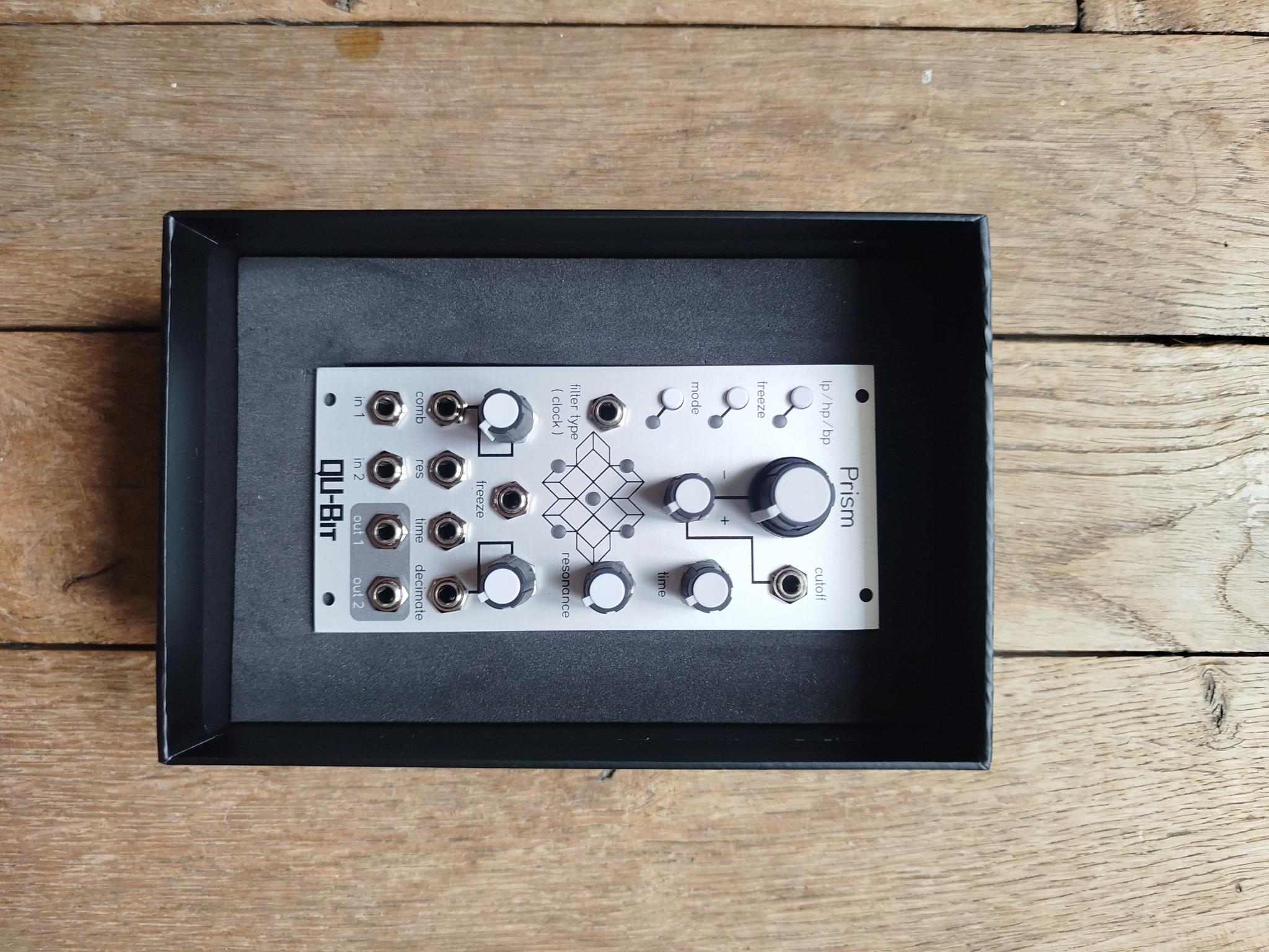 QU-Bit Prism (Silver Panel) - NEUF
