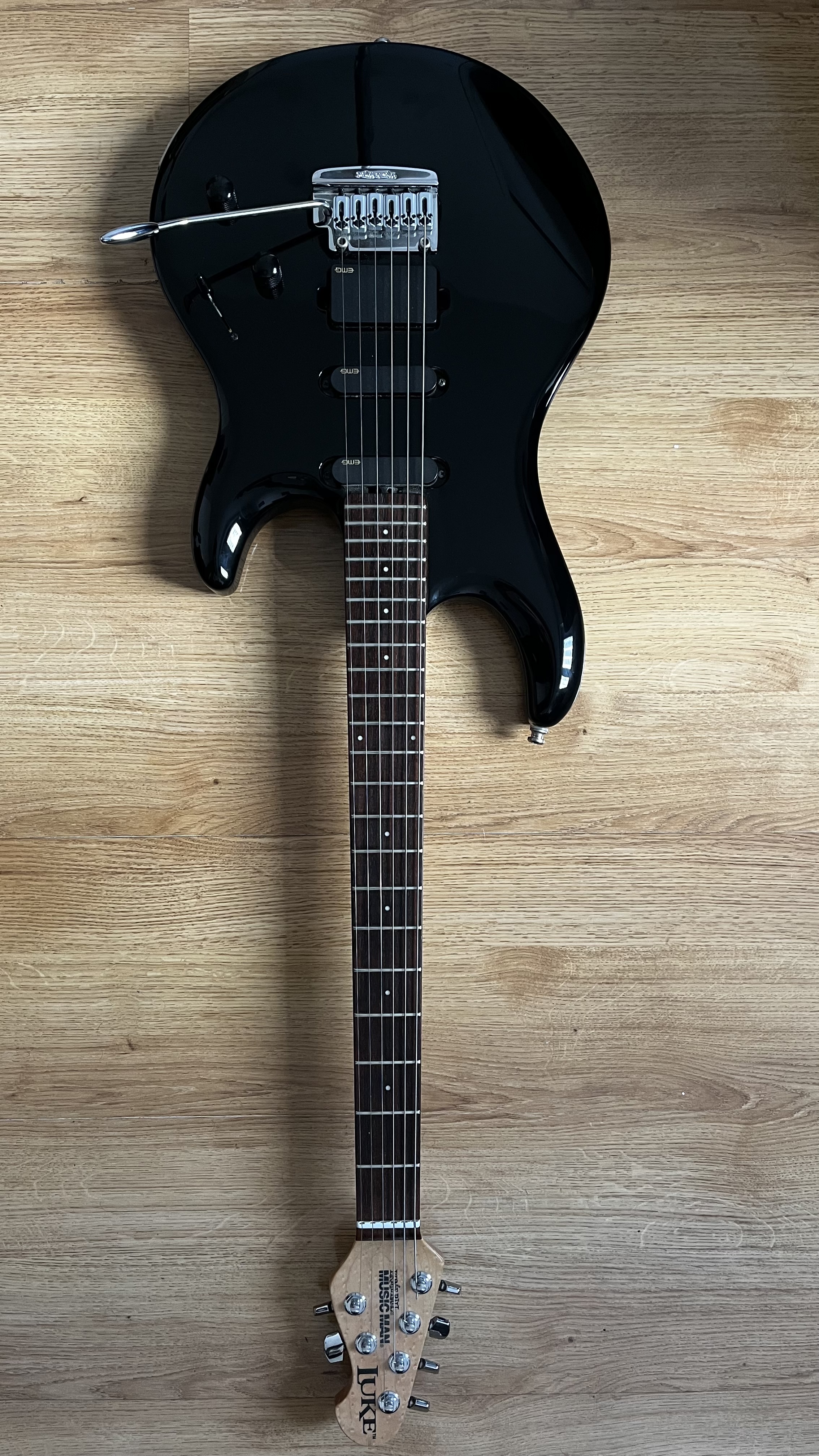 Vends / Echange Music Man (MusicMan) Luke II noire état NEUF!!