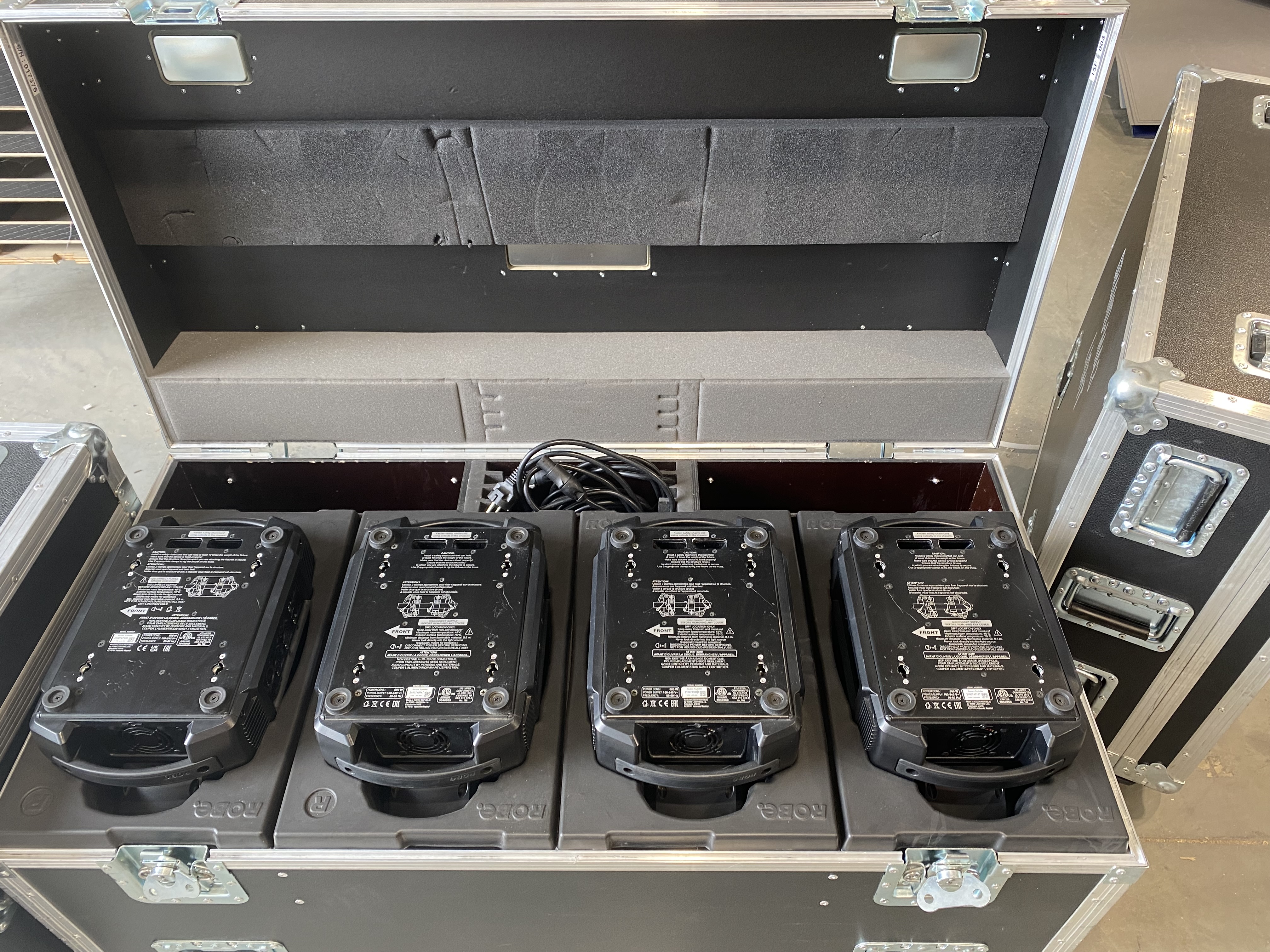 Spiider robe vendu par 4 en flight case 