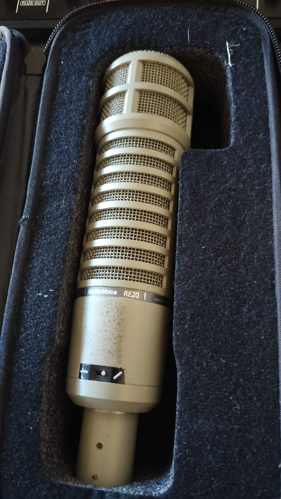 vends micro Electro-Voice RE20 avec son coffré