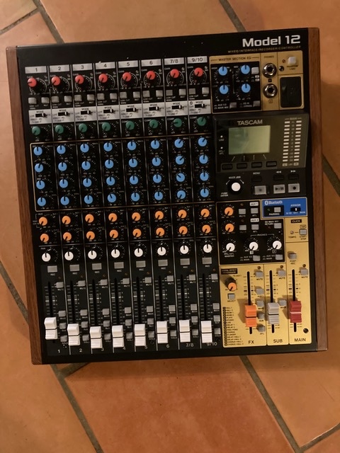 vends console Tascam Model 12