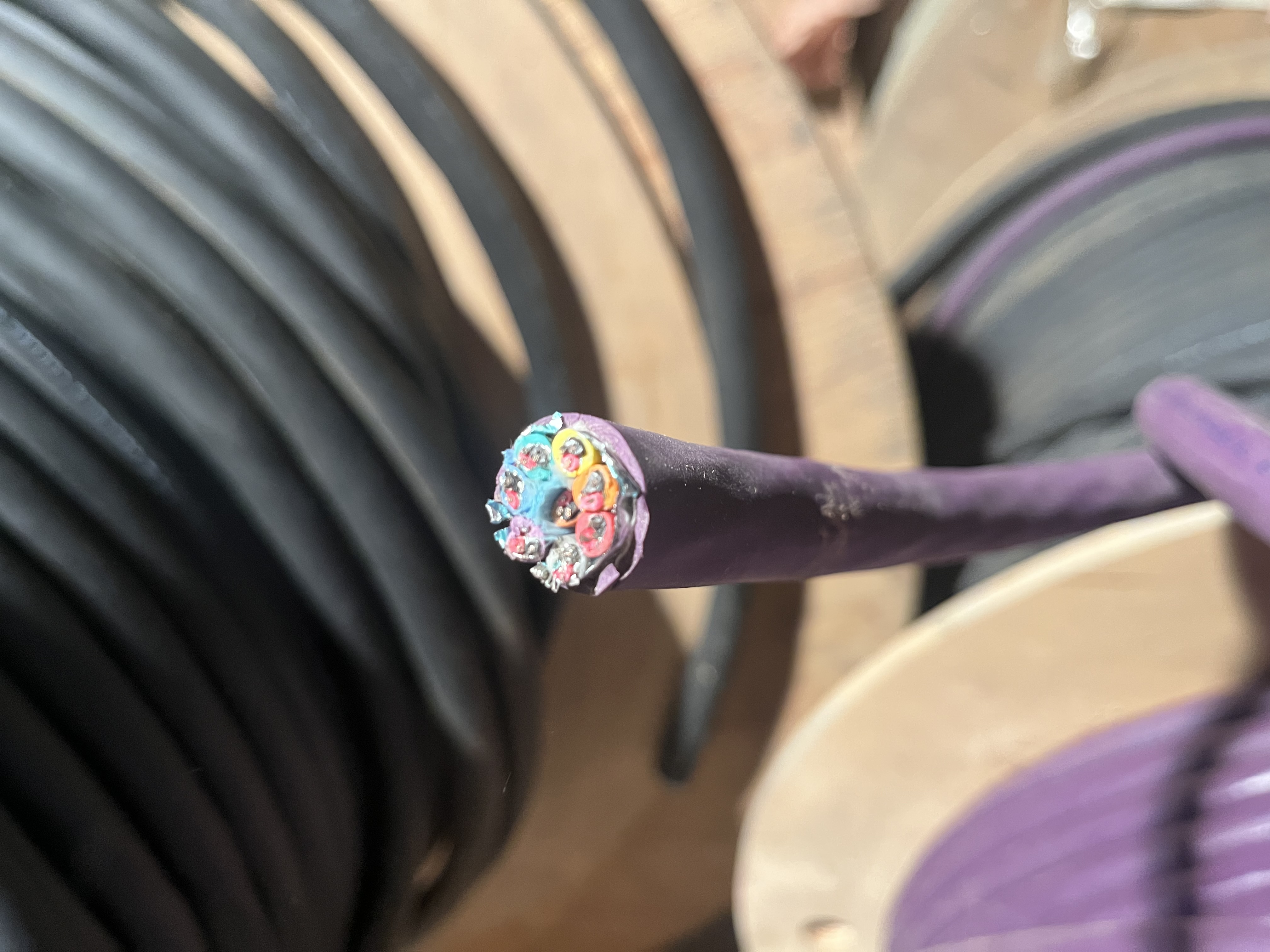 câble audio  Belden 1805F, composé de 16 conducteurs (8 paires) en 24 AWG