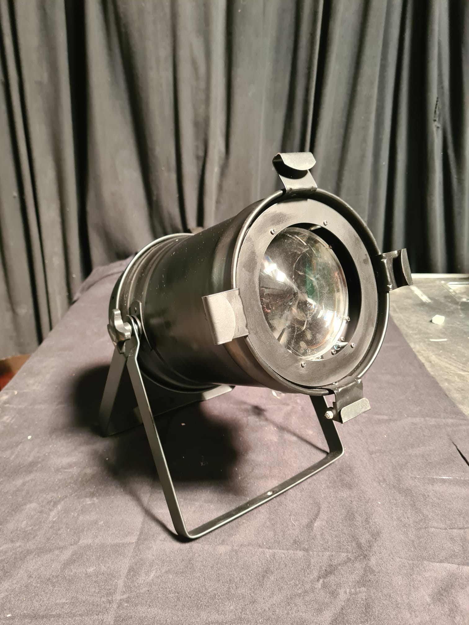 Vends lot de 4 par 64 LED ZOOM WW 200w + Flightcase