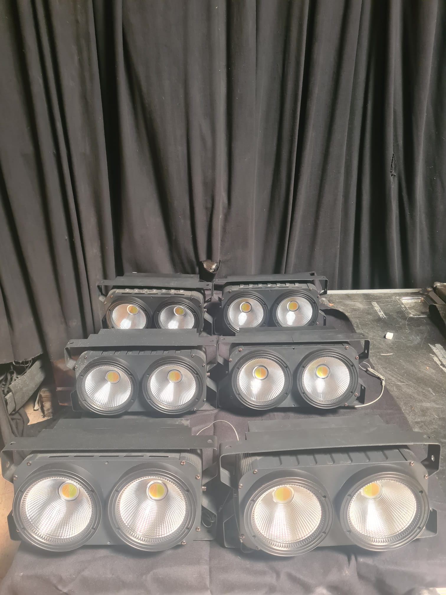 Vends lot de 6 blinder LED COB WW/CW 2x100w + flightcases