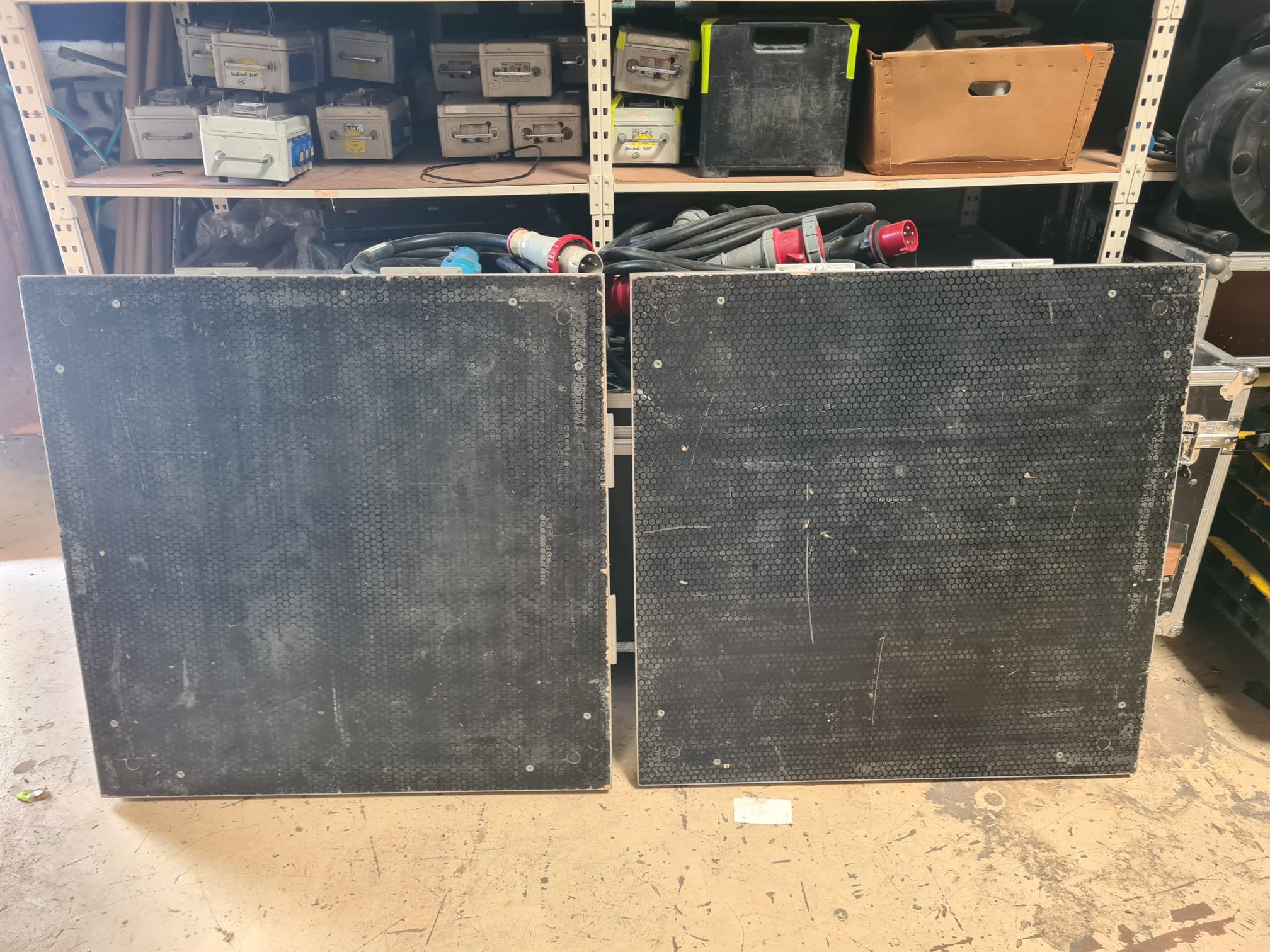 Vends lot de 2 praticables 1x1m + pieds 80cm