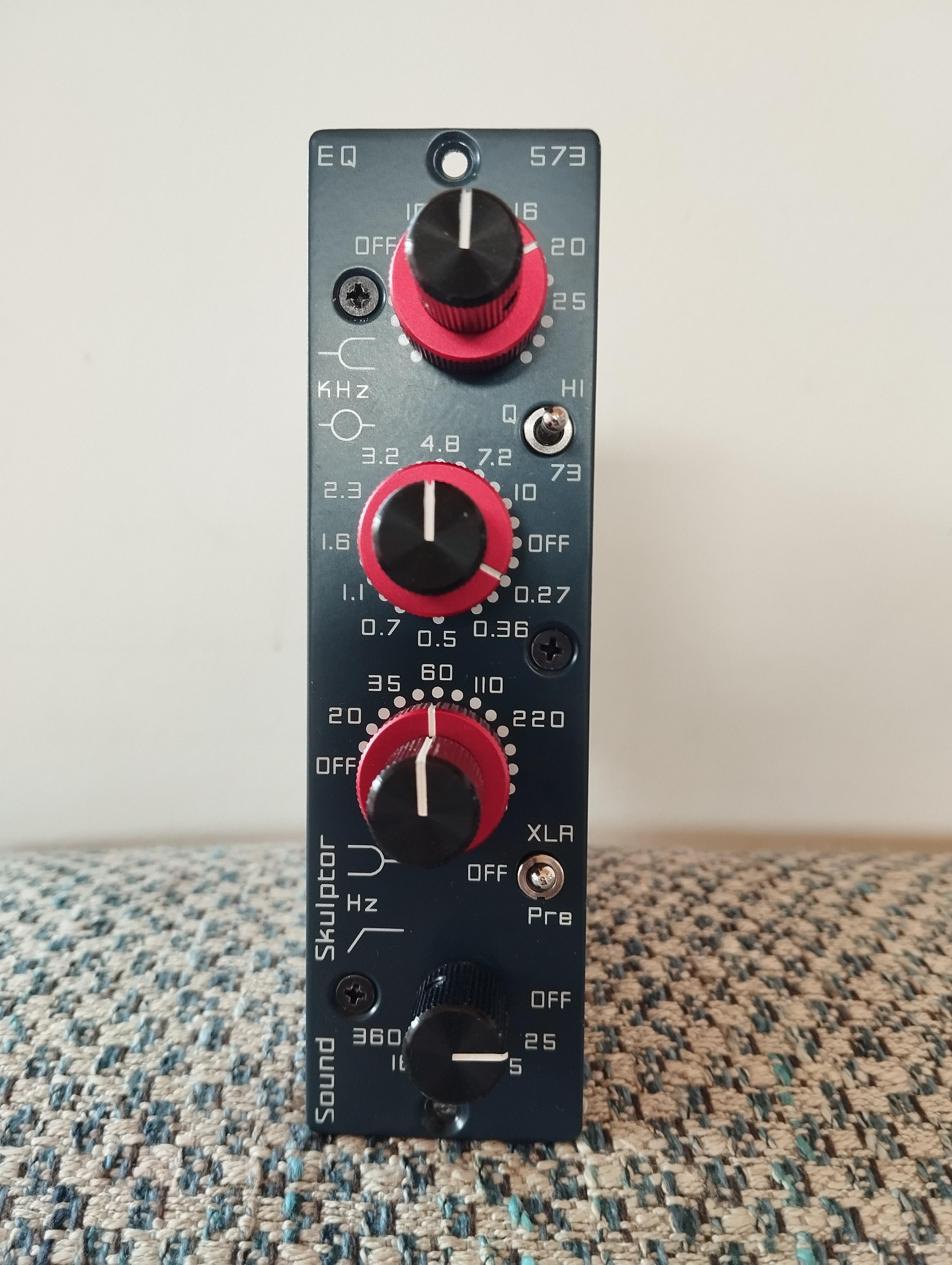 SoundSkulptor EQ573 avec son câble de liaison