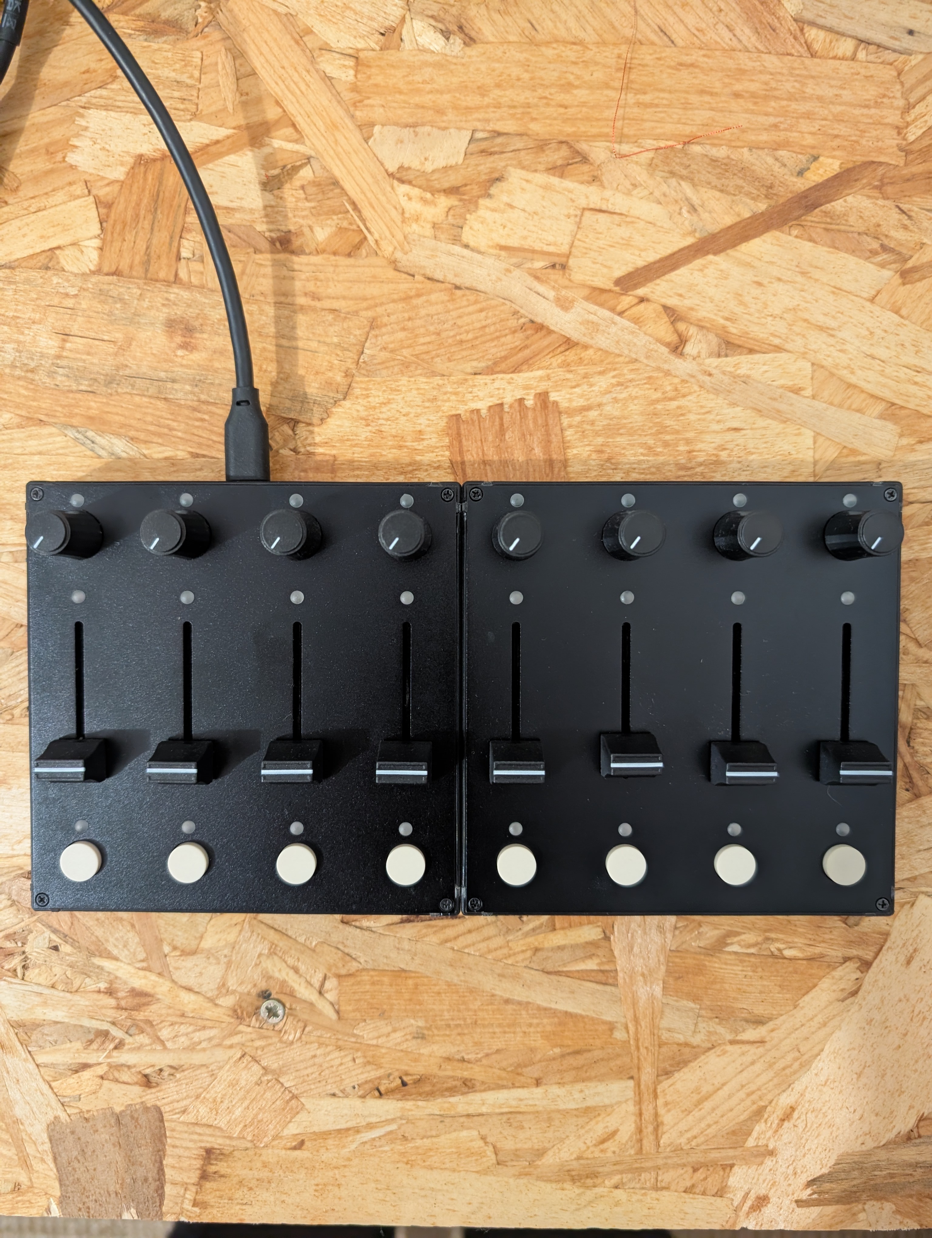 Vends paire de Intech Studio Grid PBF4