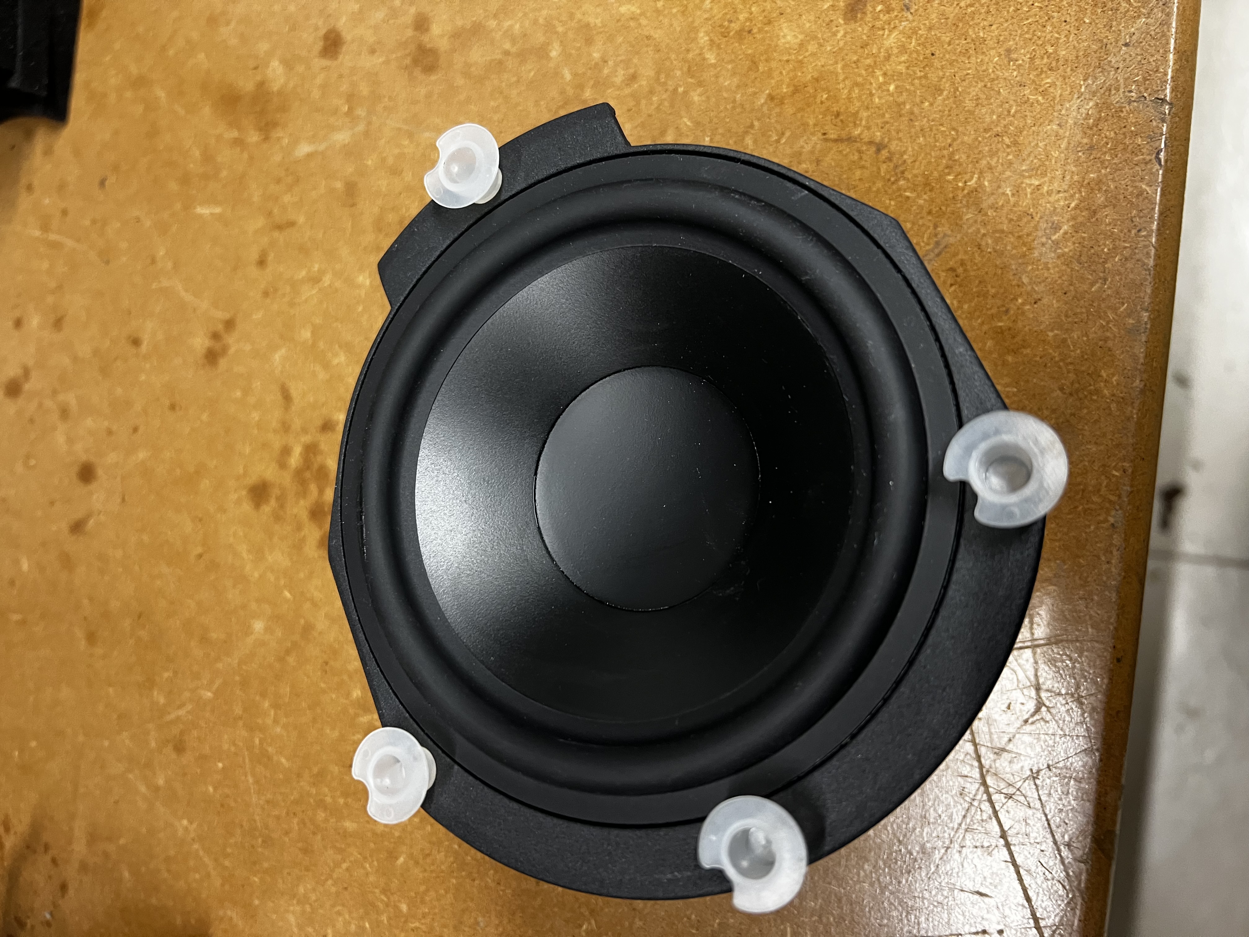 hp Genelec 8030A grave dessous (3)