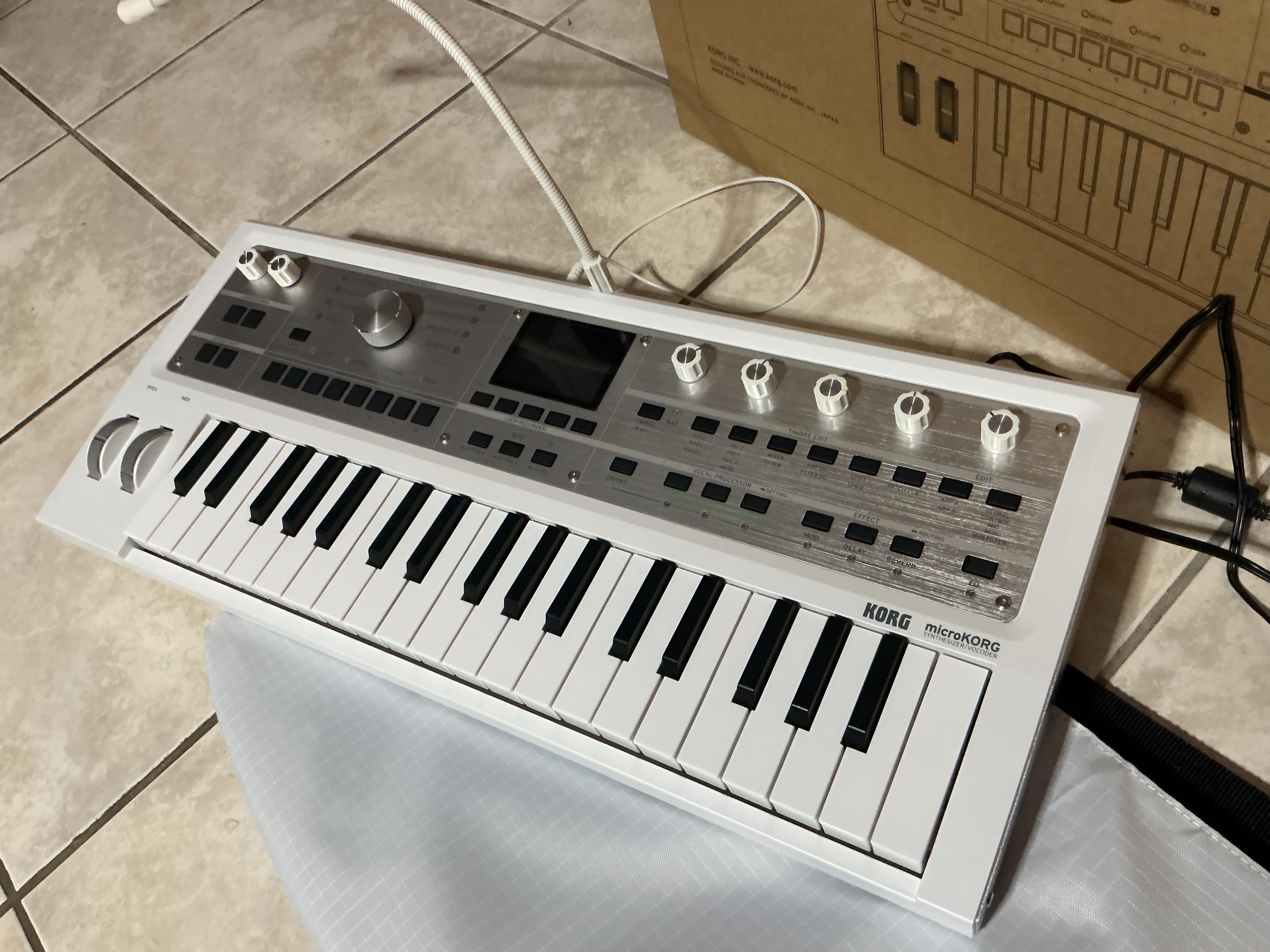 Korg MicroKorg 2 (MKII) White limited edition + Housse – État Neuf – Garantie 2028