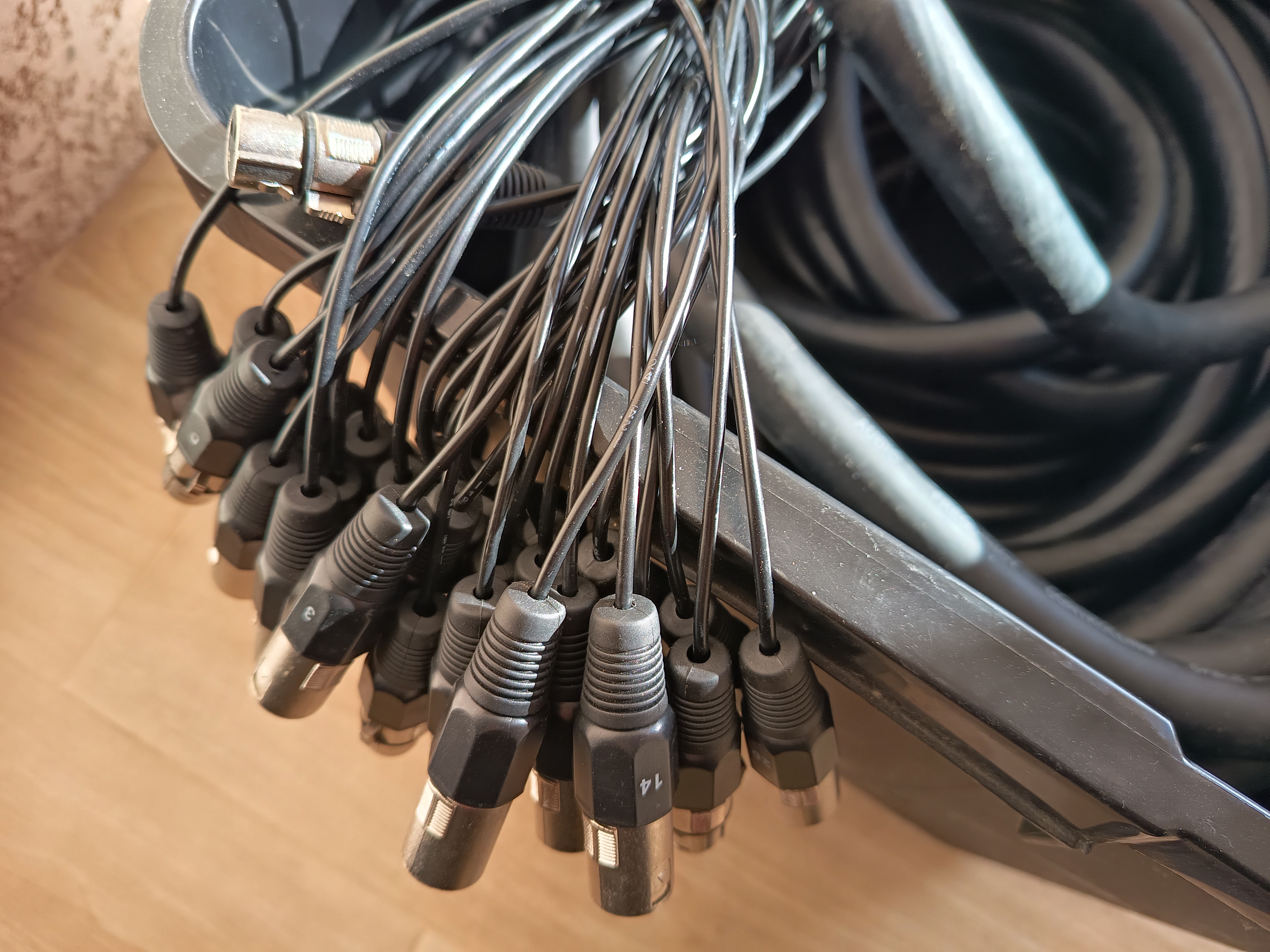 Vends boitier de scéne 24/8 - 30 métres