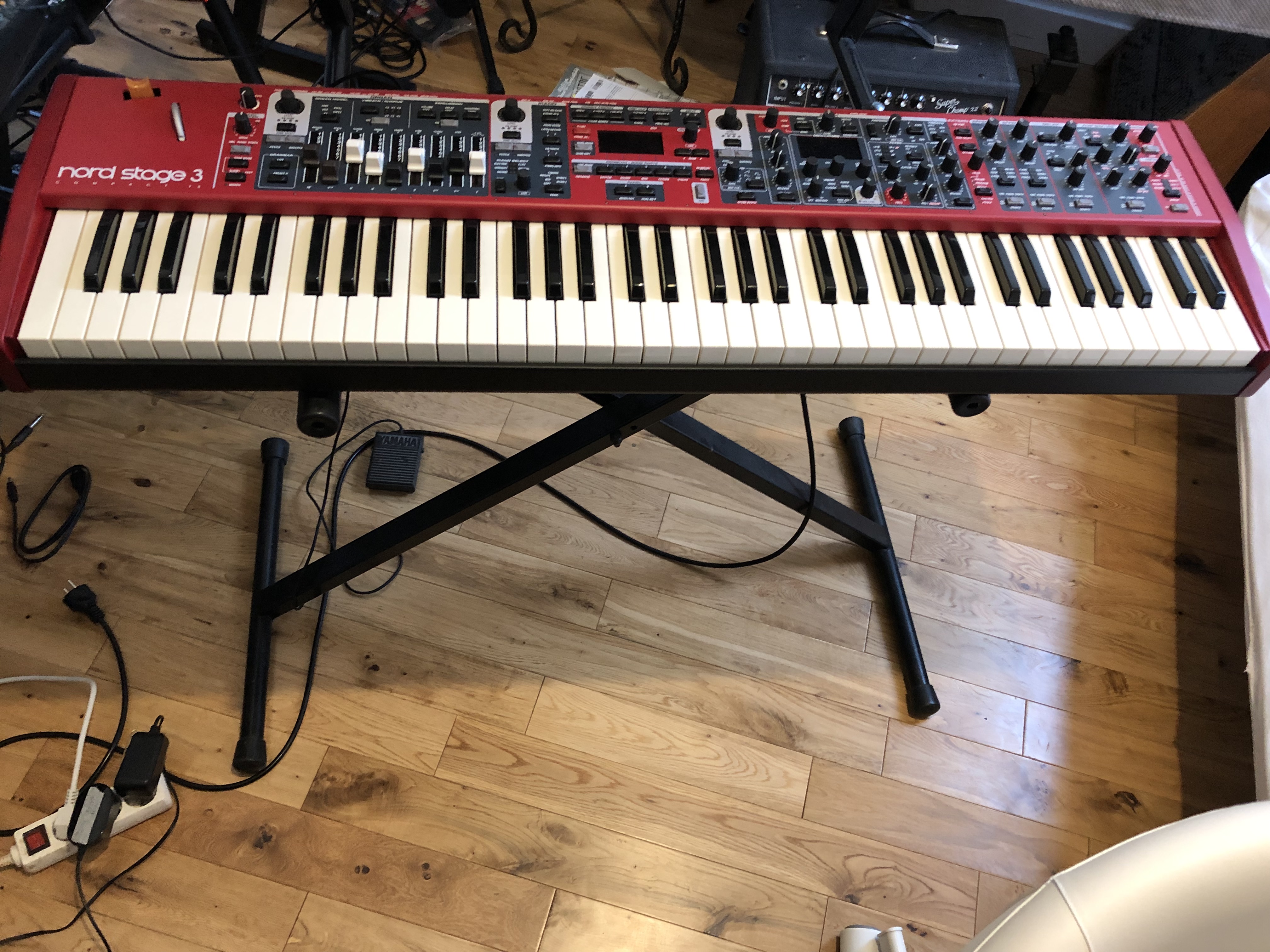 Vends Nord Stage 3 compact très peu servi sans la boite.