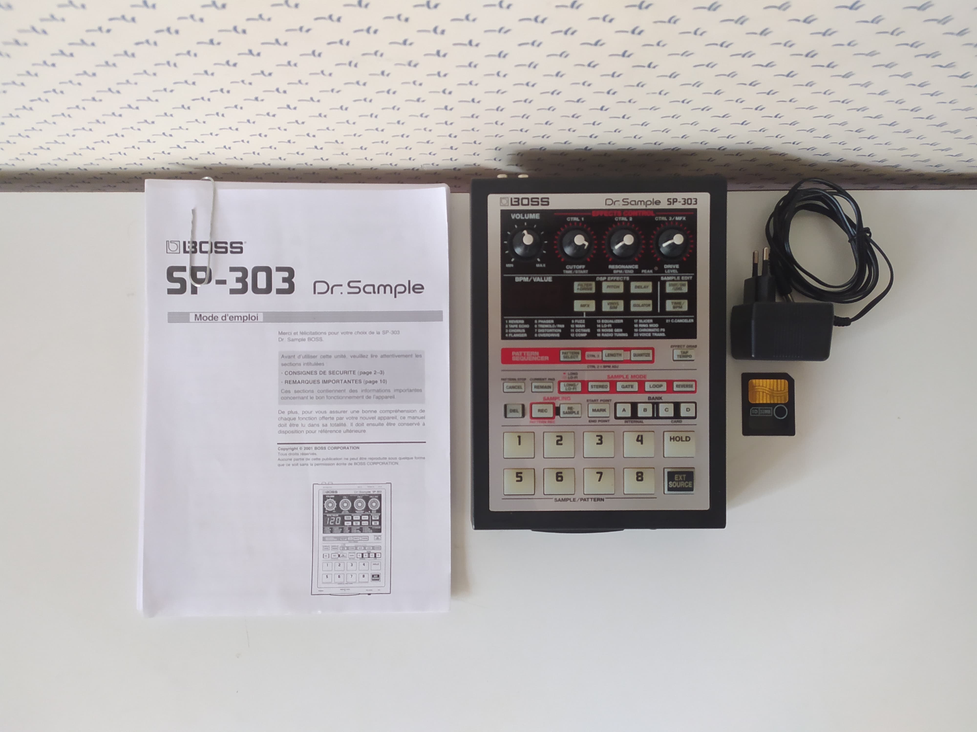 Boss SP-303 Dr. Sample + SD card + alim parfait état