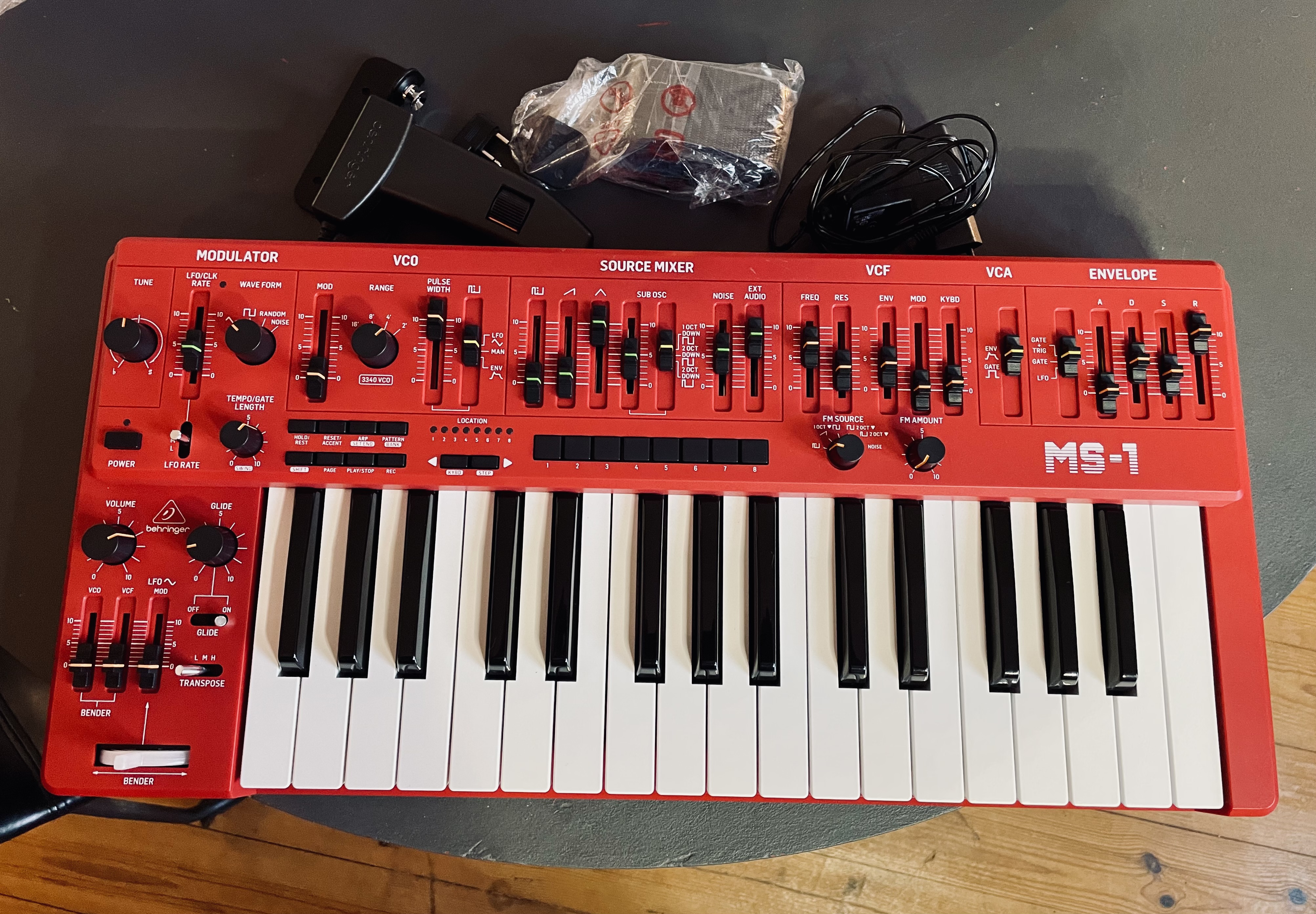 //PRIX PETE// Behringer MS-1 en très bon état, avec alim et accessoires.