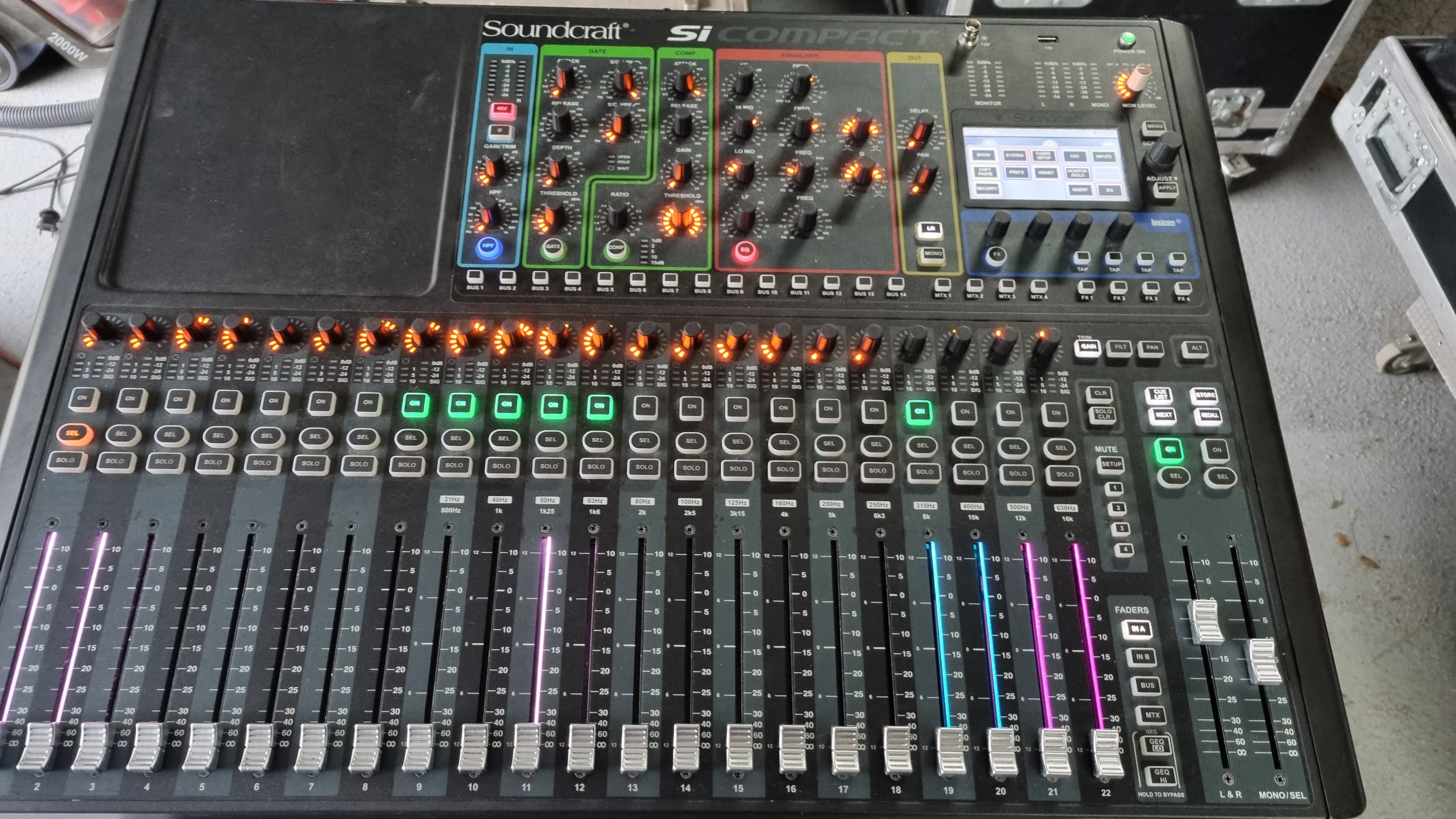 Soundcraft SI Compact 24 pour pièces ou à réparer