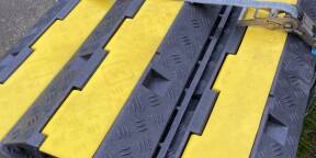 Passage de cable 1 mètre 2 canaux 5 tonnes excellent état