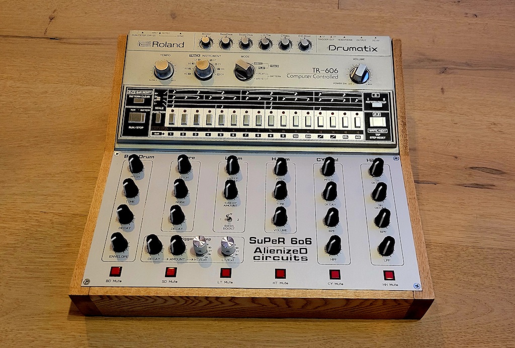 TR-606 AlienizeD mod version "Desktop"