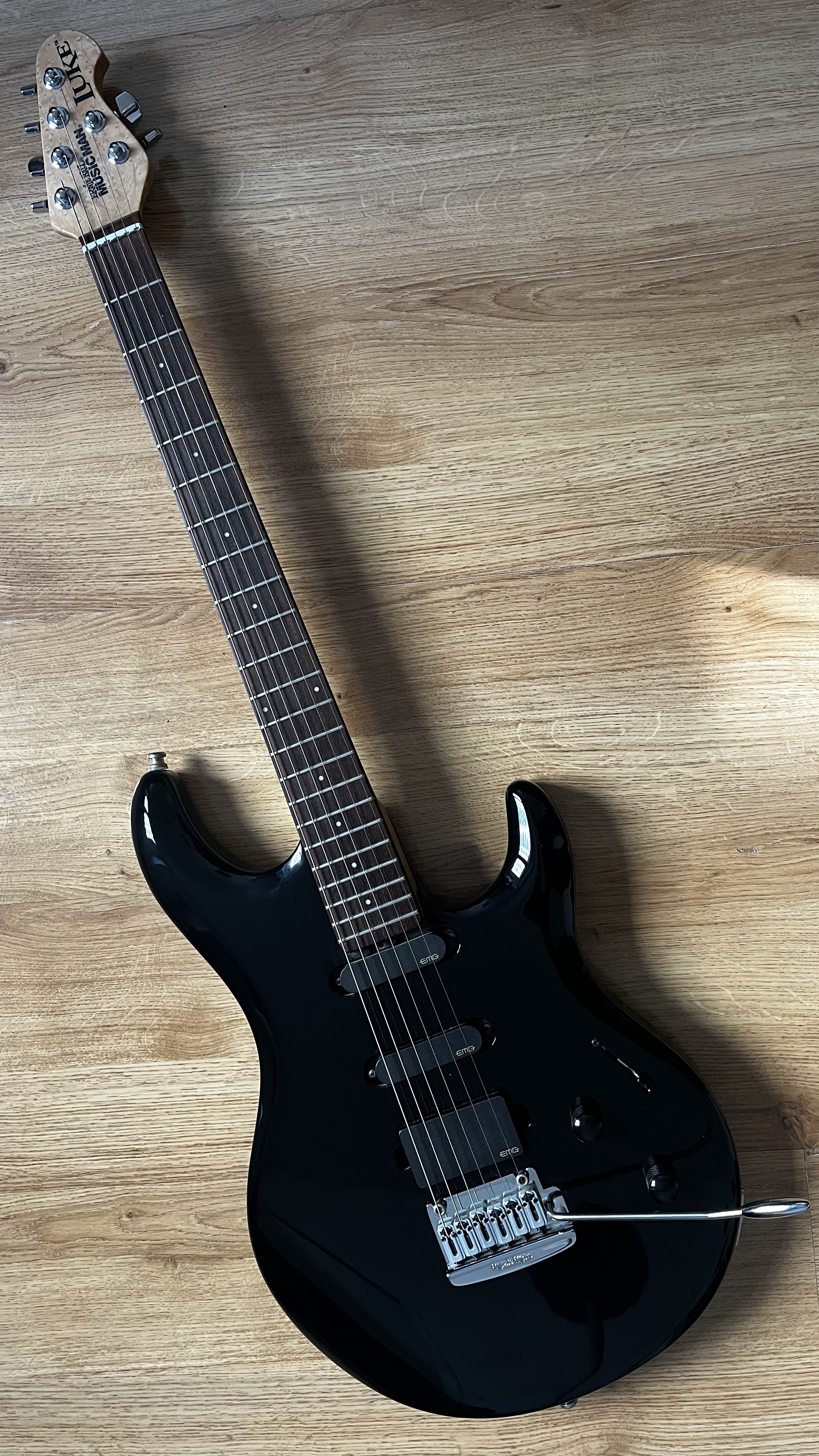 Music Man (MusicMan) Luke II noire état NEUF! (+flightcase)