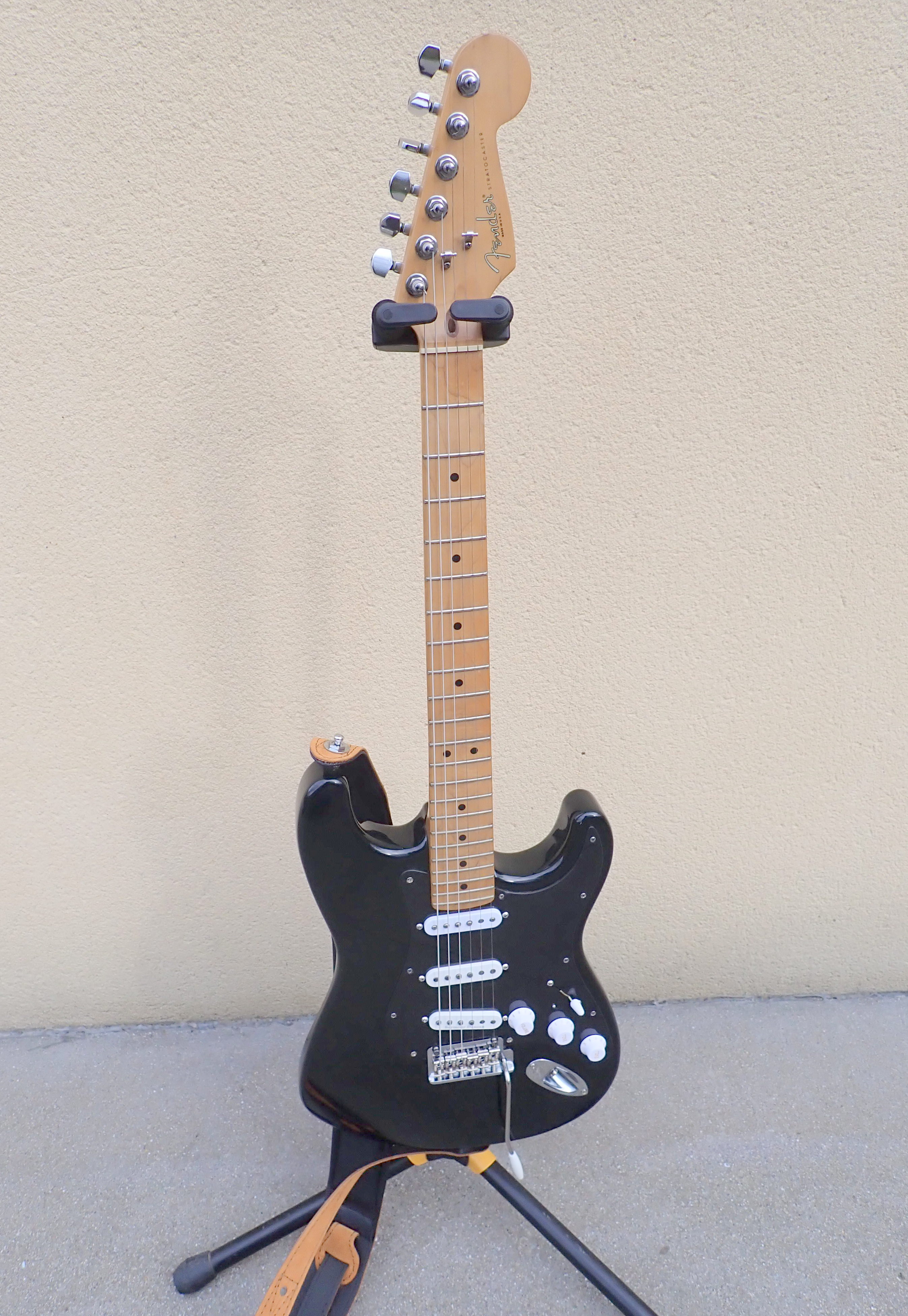FENDER STRATOCASTER REPLIQUE DE LA BLACK STRAT 