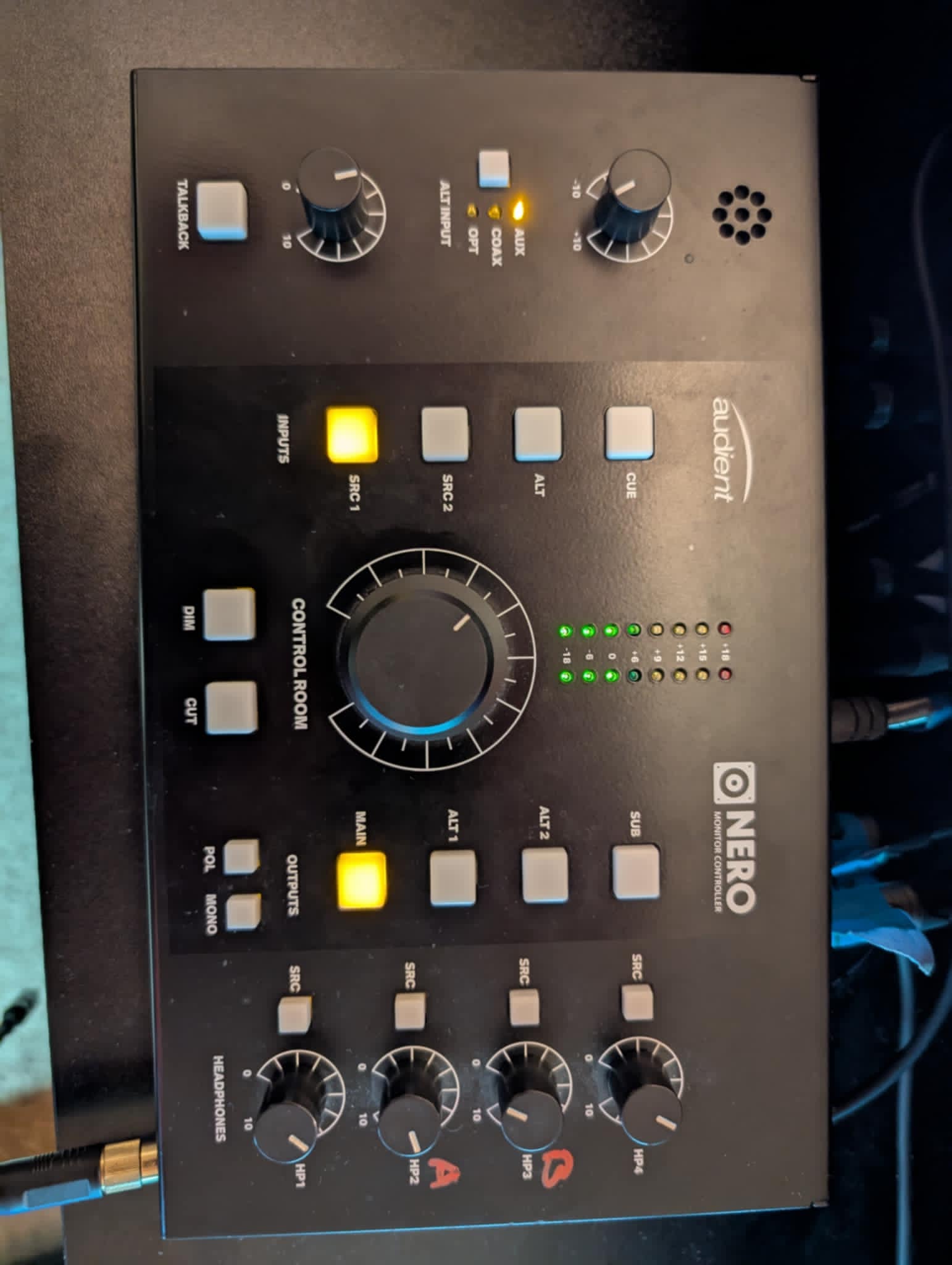 Contrôleur de Monitoring Audient Nero à débattre.