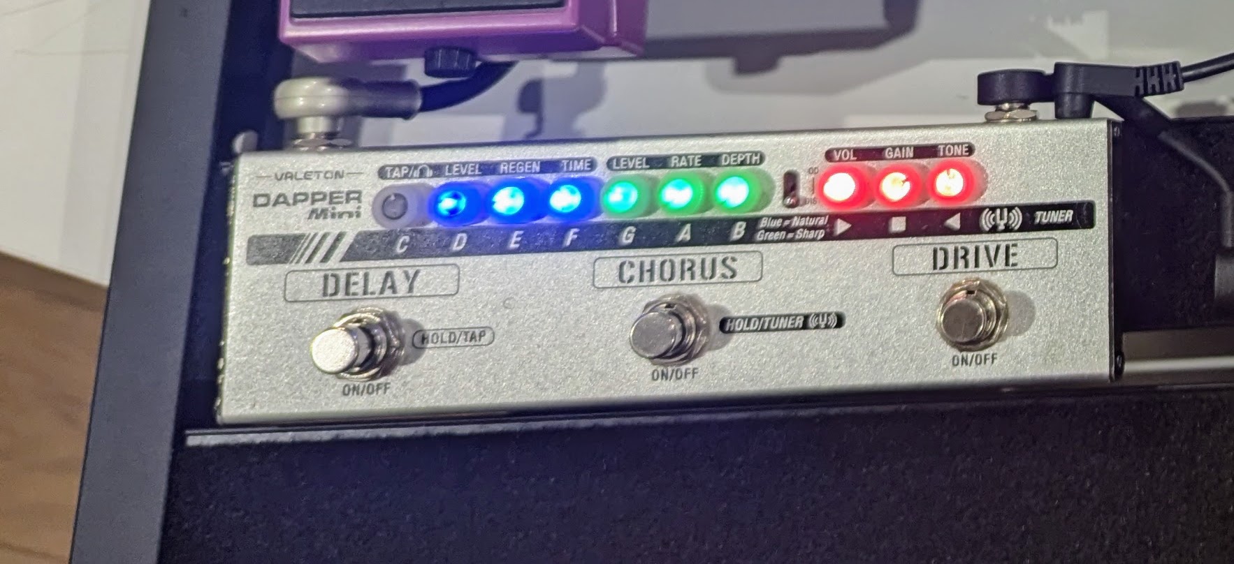 Dapper mini ou un multi-effets dans la poche d'un jeans 