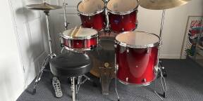 Batterie Basix black fade red complète 22/12/13/16/14 avec hardware siège et cymbale La Baguetterie