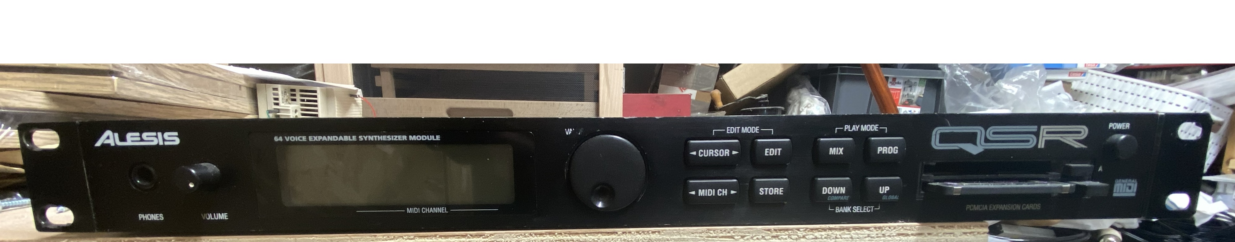 Vends Alesis QSR + carte Vintage Synthé + Alim neuve