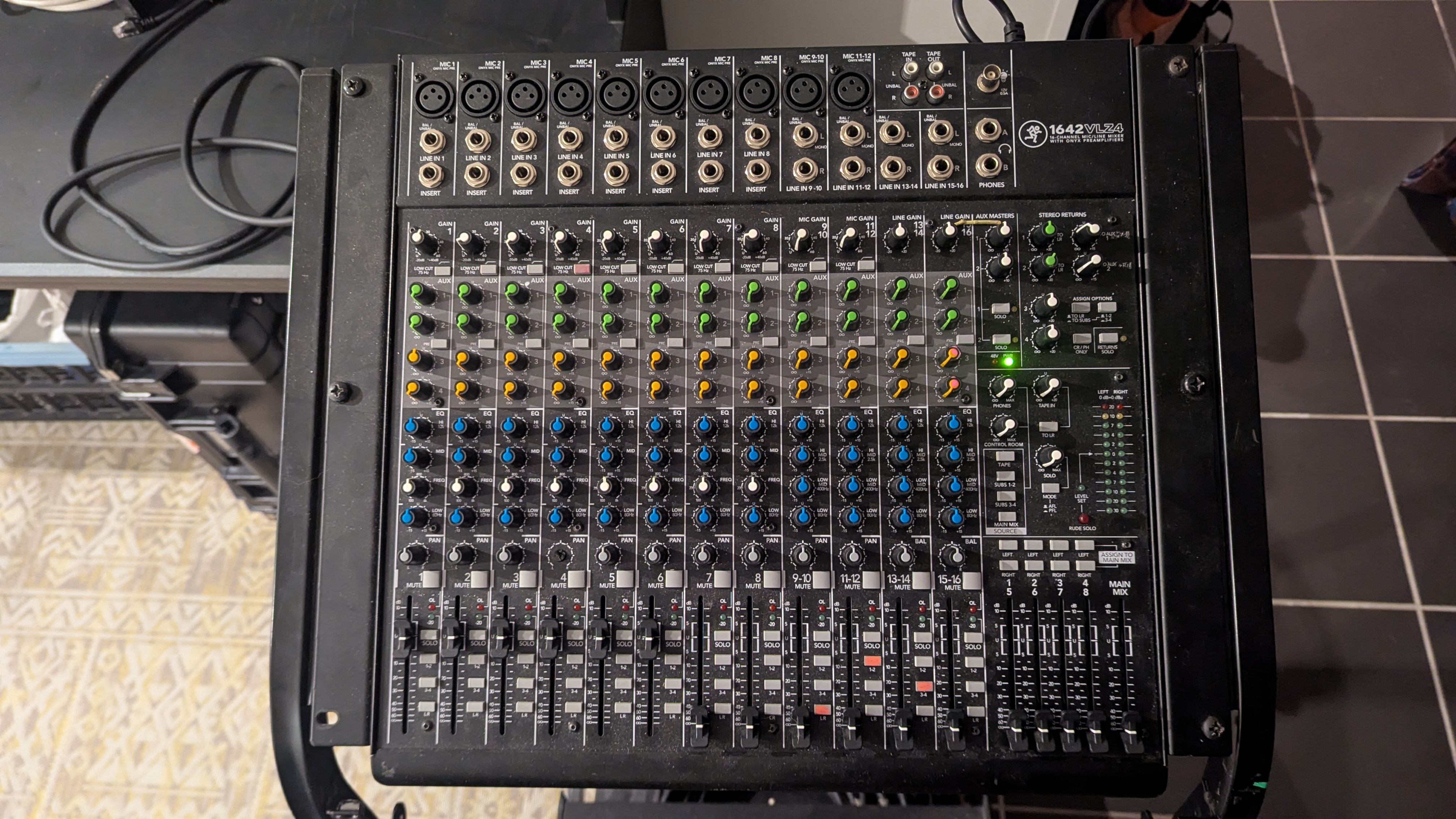 Vends Mackie 1642 VLZ4, testée nettoyée révisée, avec équerres de rack