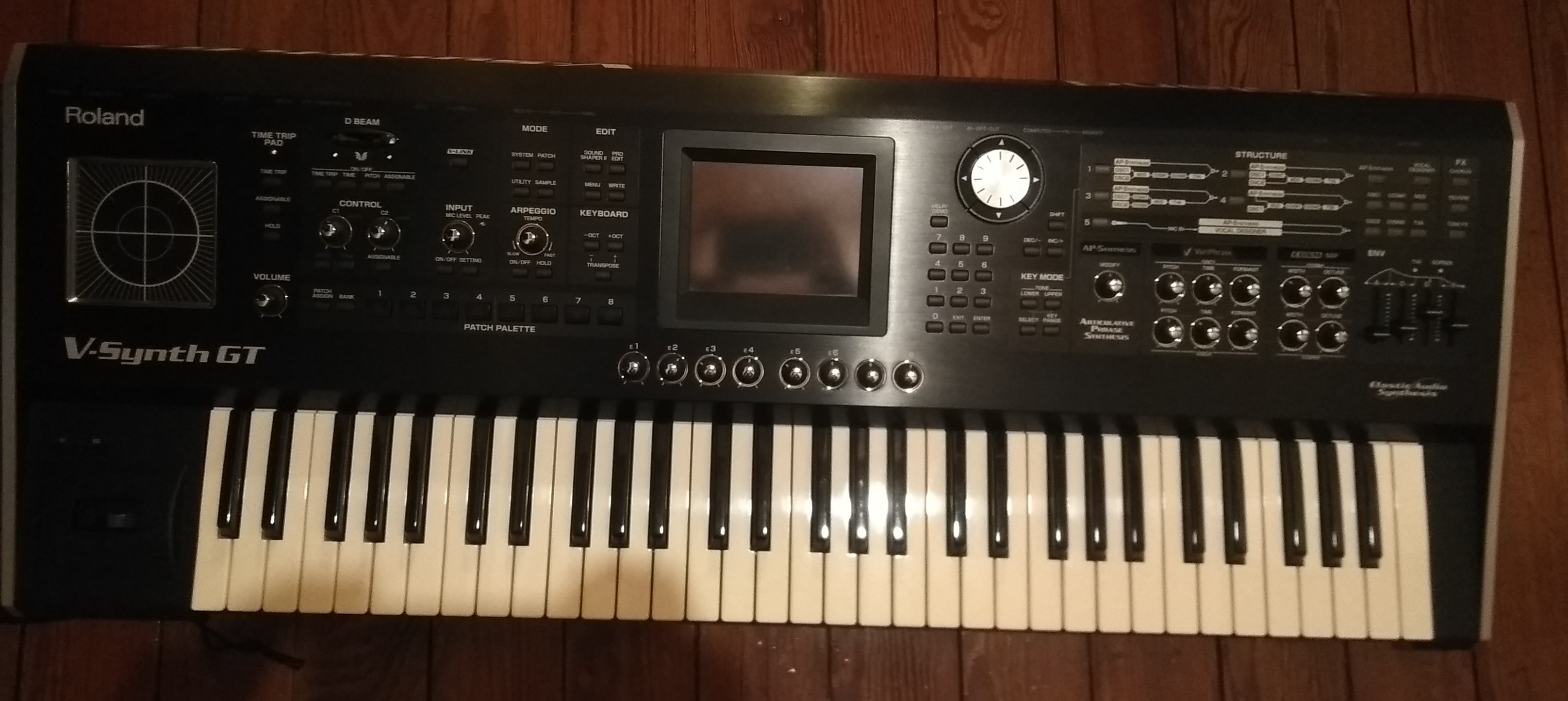 Synthétiseur Roland V-Synth GT V2.0 - état neuf + FlightCase + Cover Dust – Studio/Scène