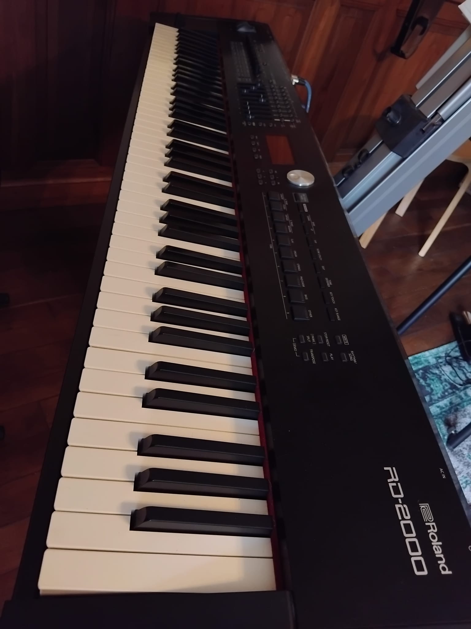 Piano de scène Roland RD-2000 (2018), en très bon état, à vendre avec pédalier triple Roland RPU-3 + housse de transport dédiée