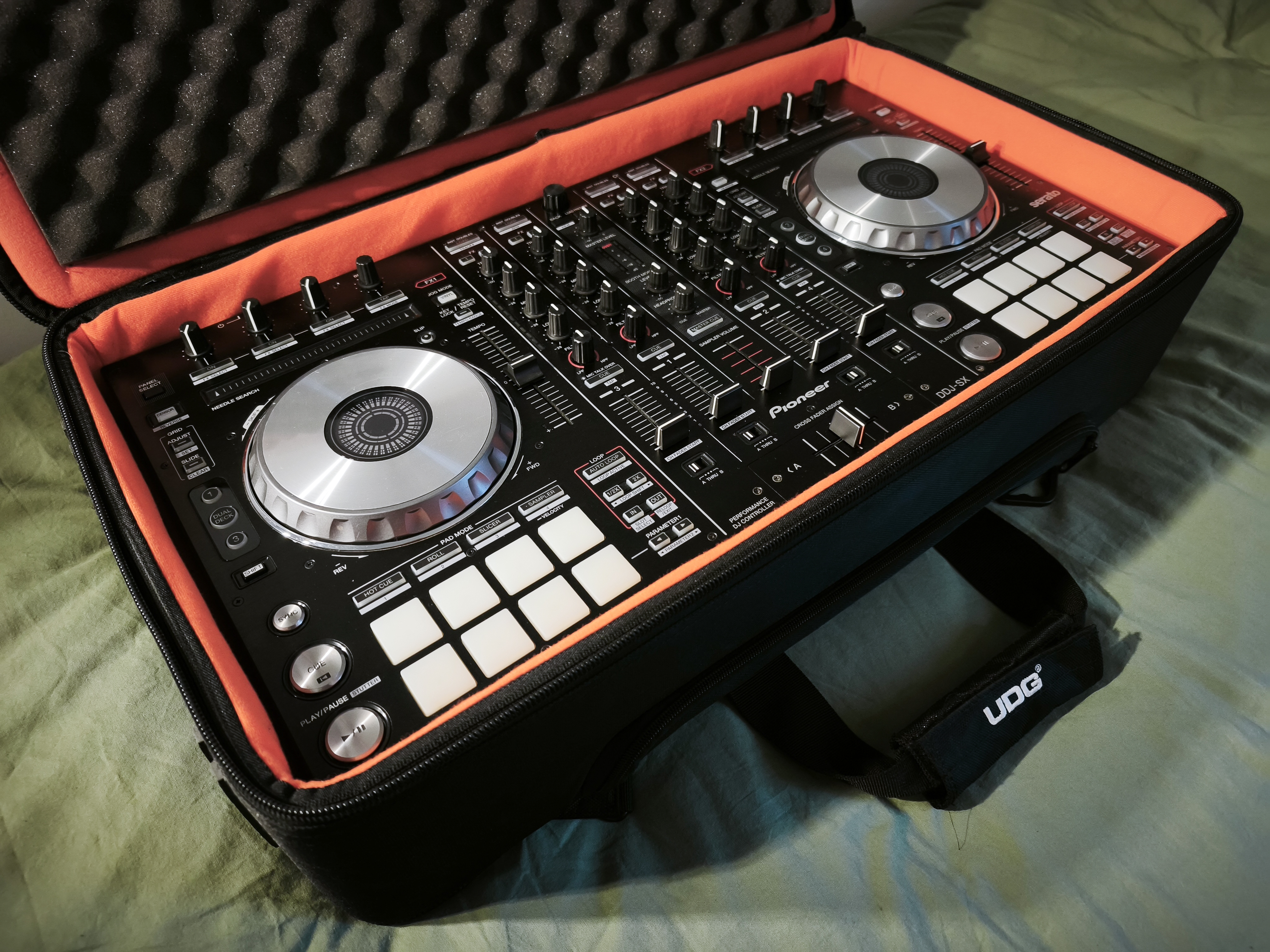 Vends Pioneer DDJ-SX + Sacoche UDG (État Excellent - Serato Pro)
