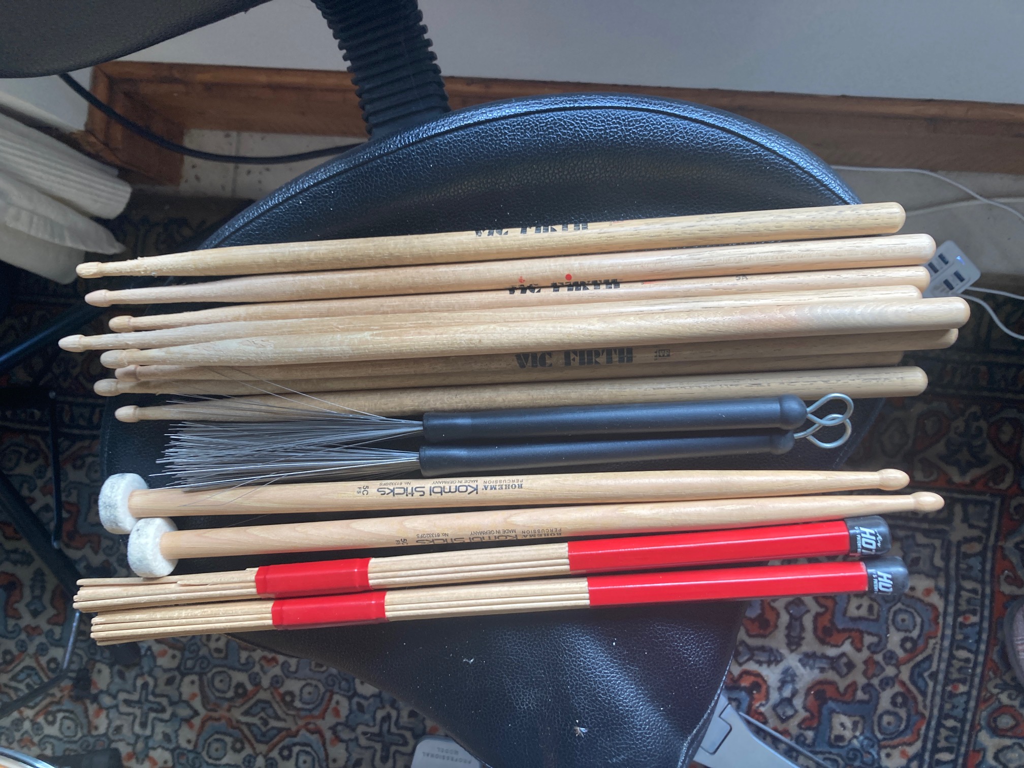 Batterie Yamaha Custom Standard avec nombreux accessoires trés bon état.