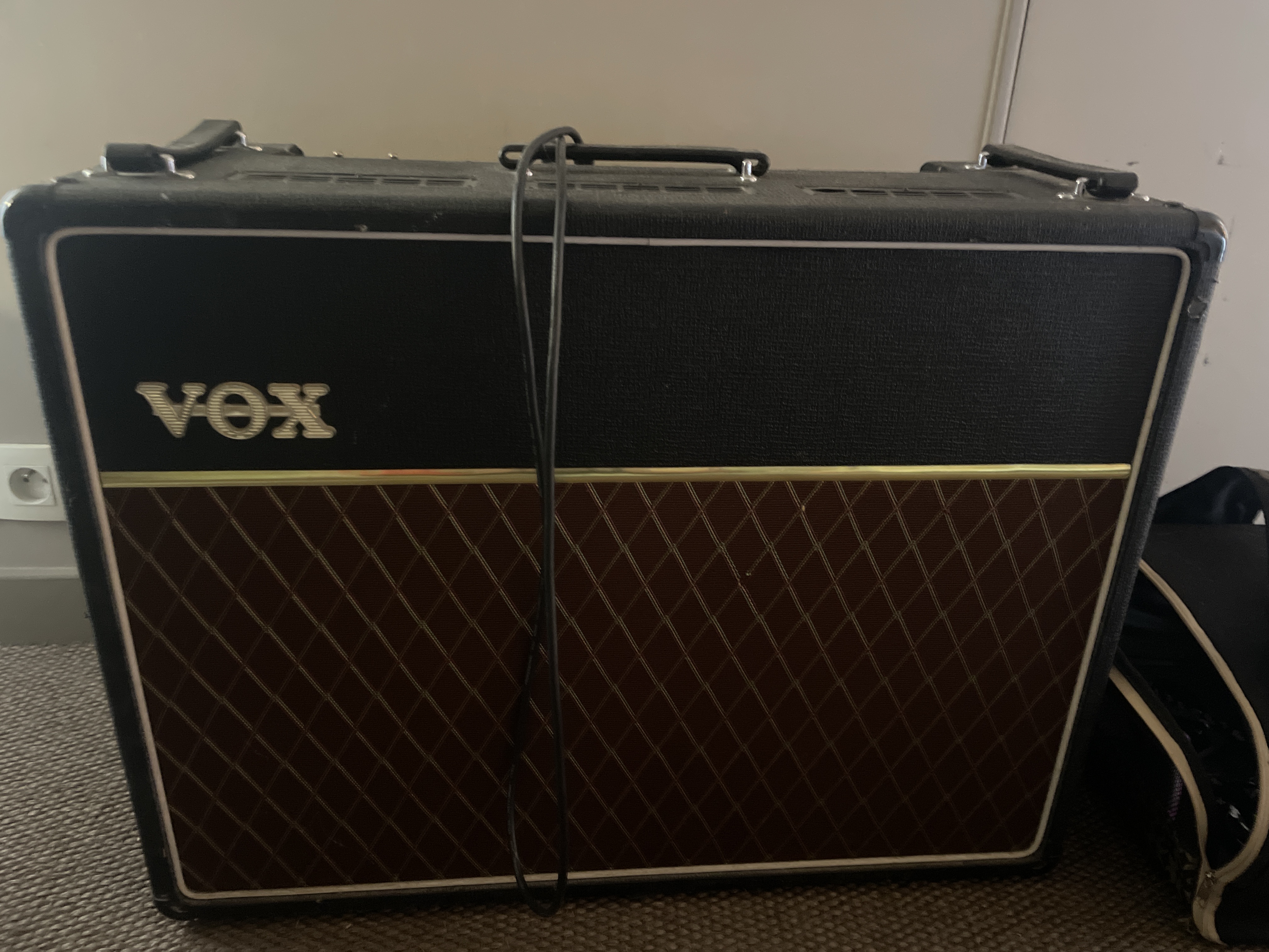 Vends Vox AC30 des années 70 — ampli vintage authentique.
