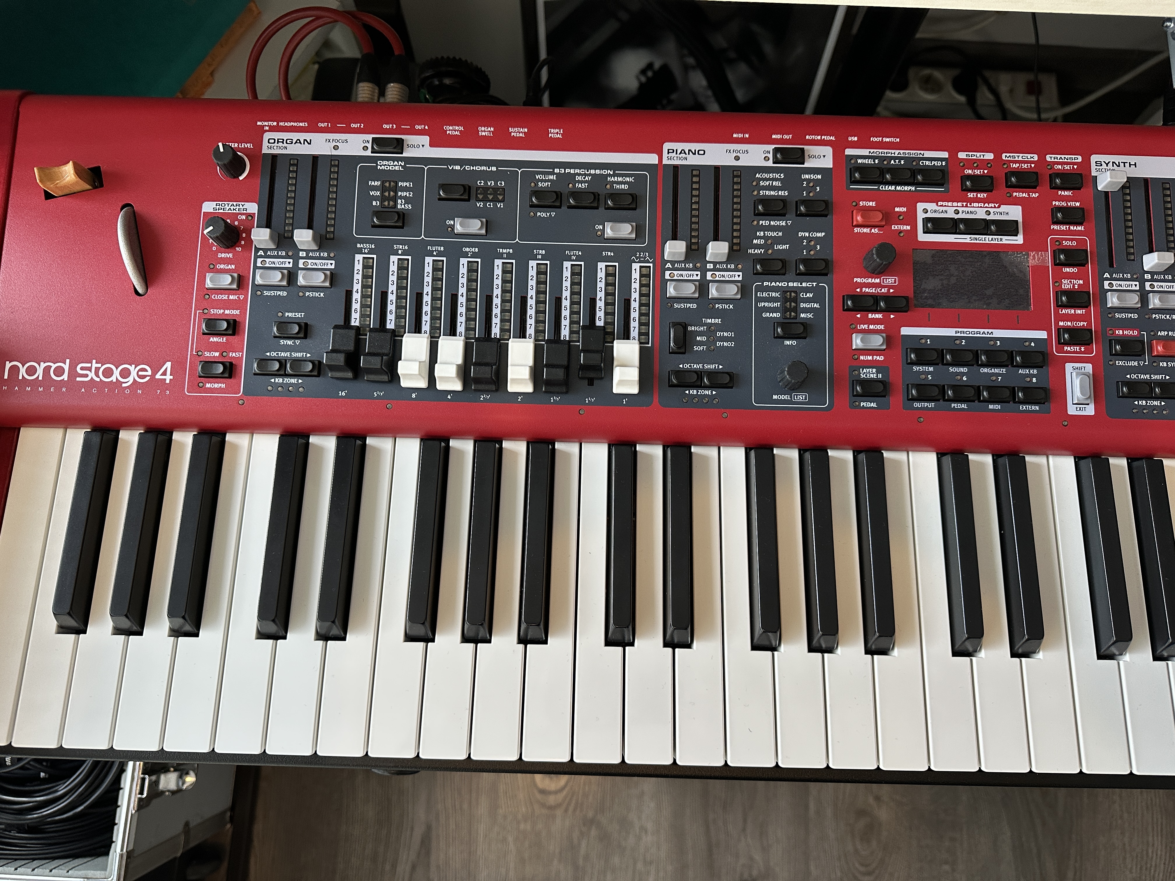 Vends Nord Stage 4 HA 73 toucher lourd, garantie jusqu'en septembre 2027.