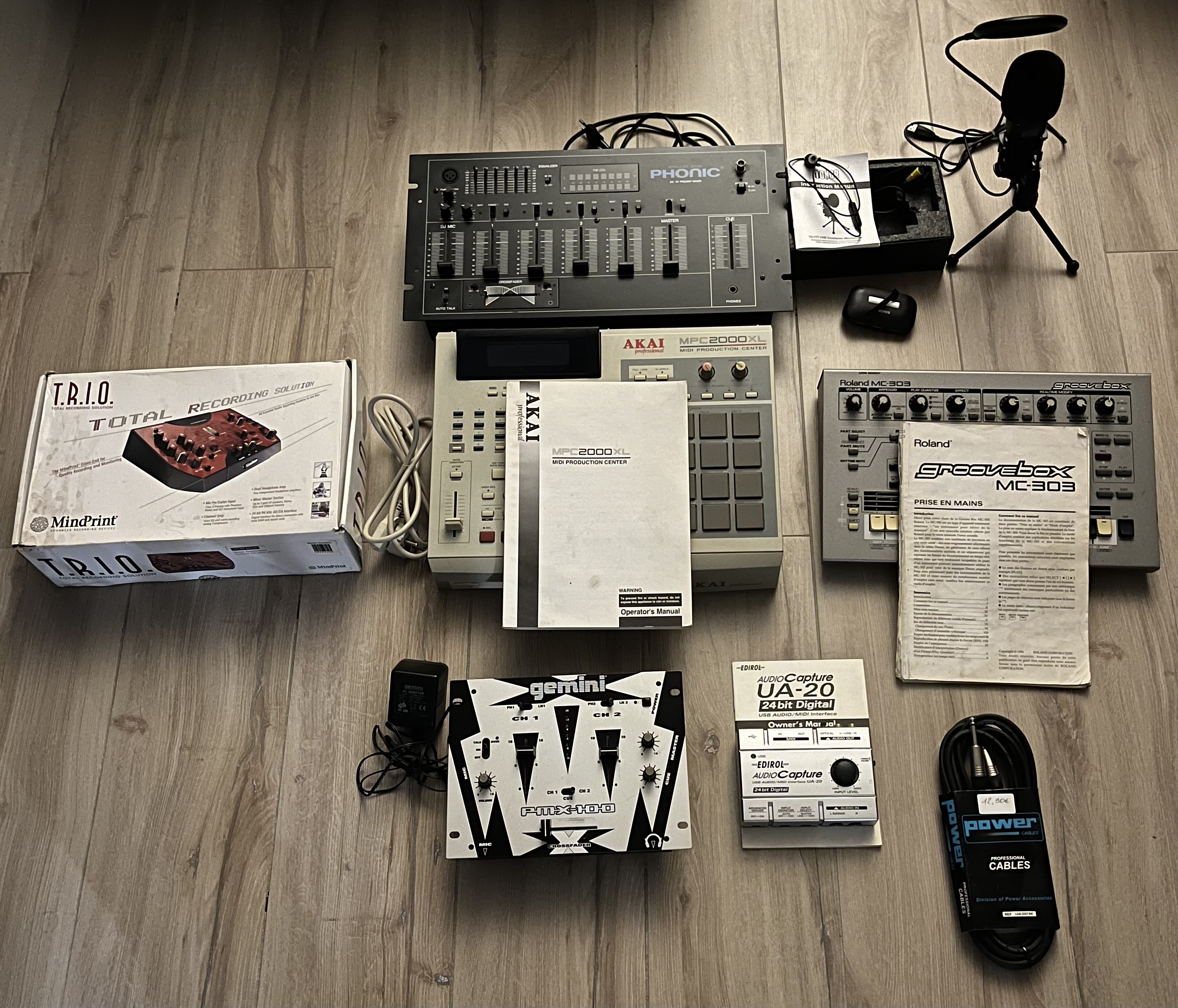 LOT AKAI MPC2000XL / ROLAND MC 303 / MINDPRINT TRIO / EDIROL UA 20 / PHONIC DX 33 / GEMINI PMX 100 / MICRO