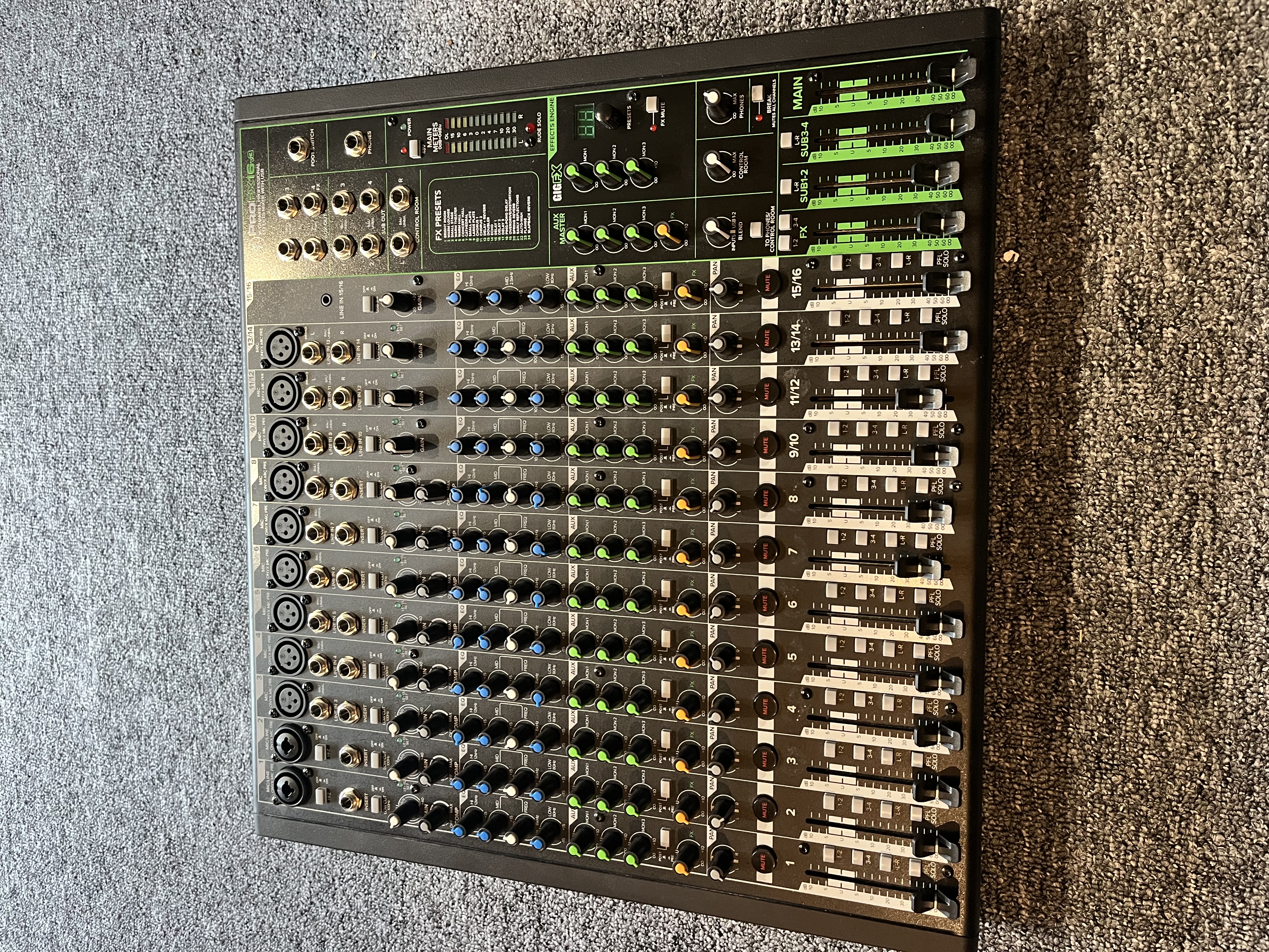 Vends MACKIE PRO FX16 V3