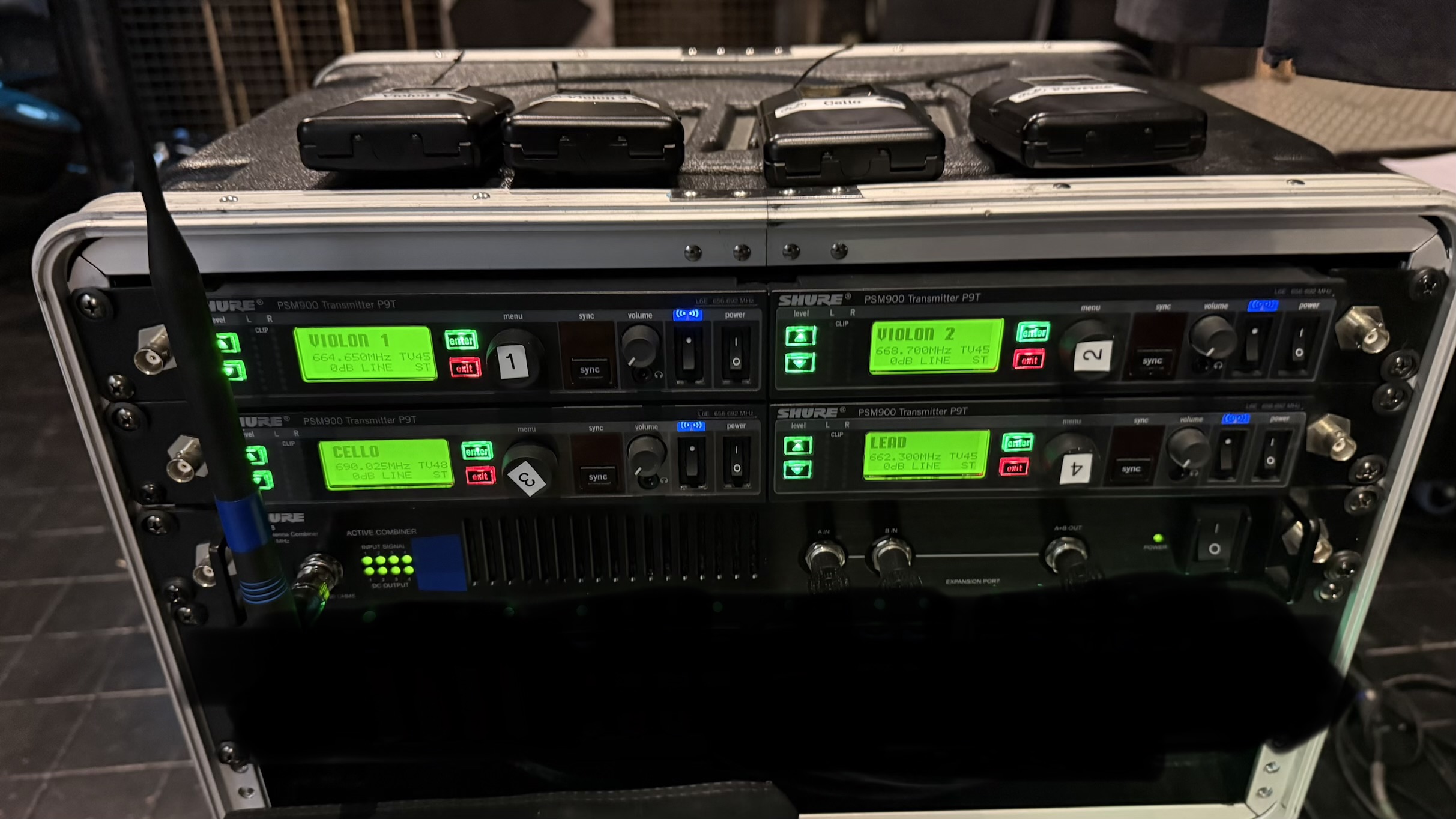 4 ear monitor Shure PSM900+combiner d’antenne + antenne longue portée et flycase