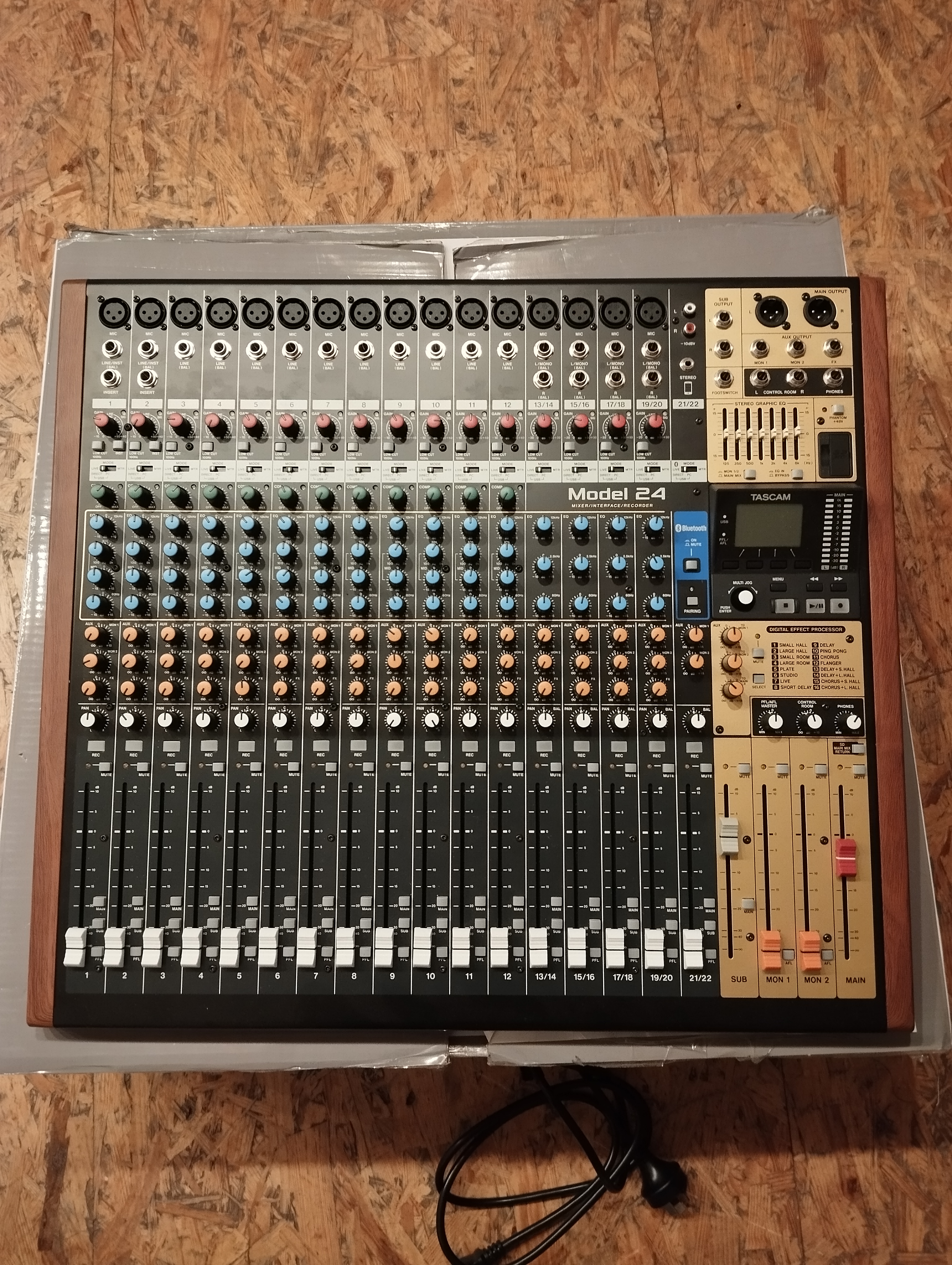 Vends Tascam Model 24 comme neuve.