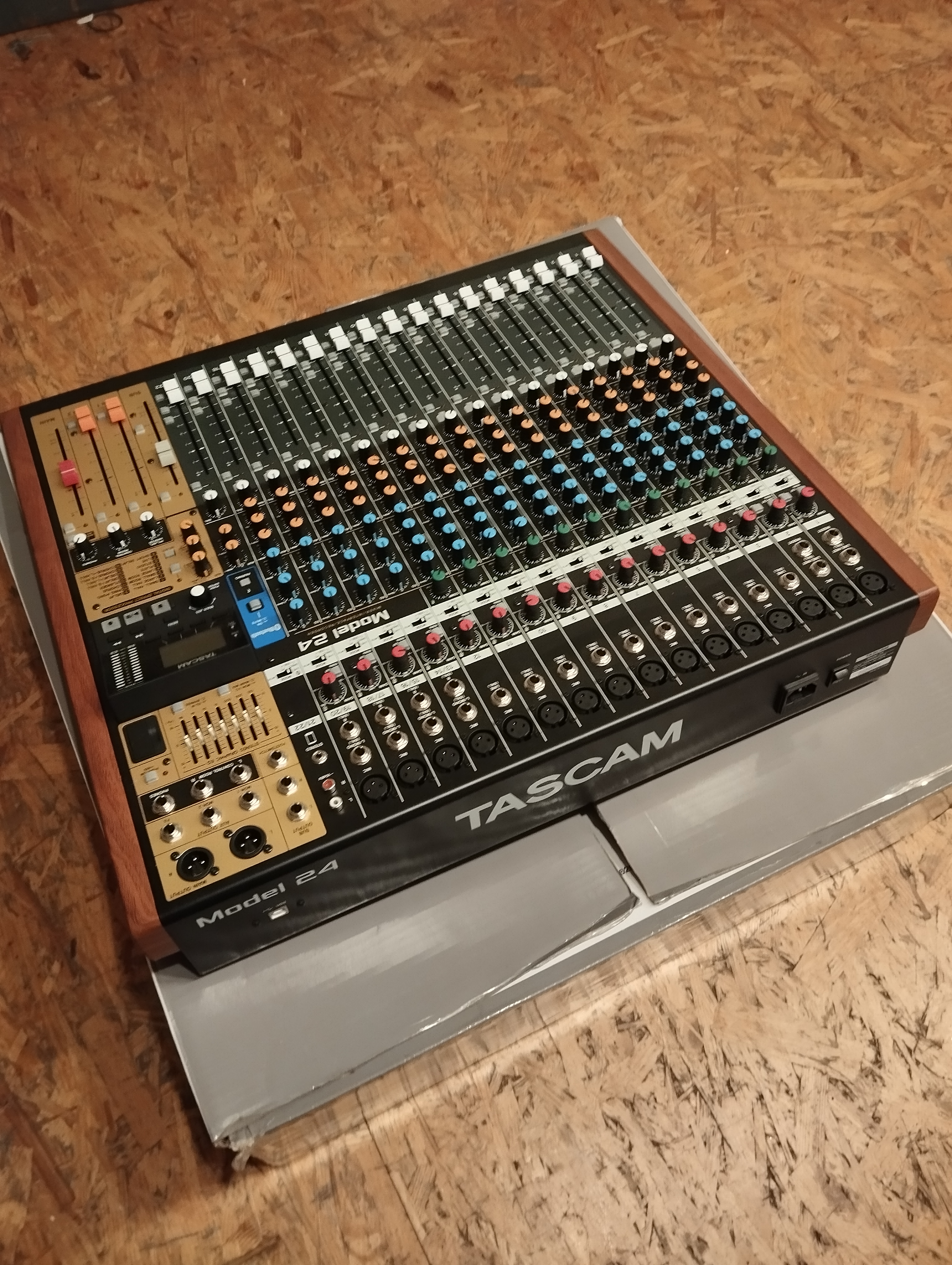 Tascam Model 24 (668)