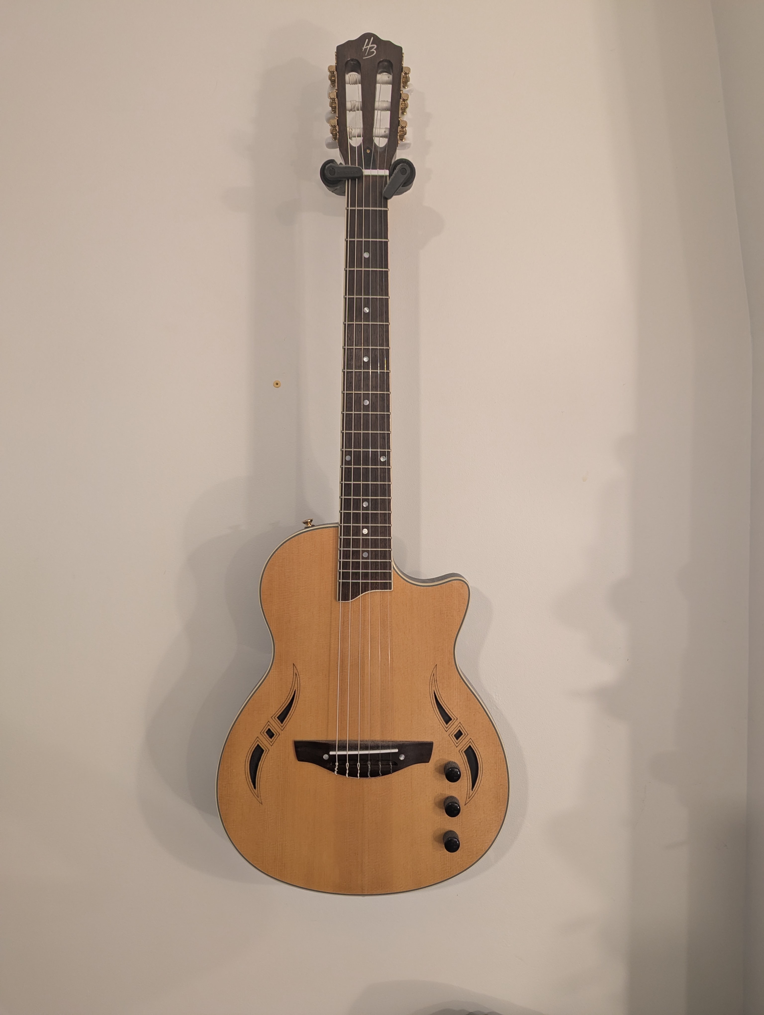 Vends guitare électro-acoustique Harley Benton Nashville Nylon Natural en très bon état