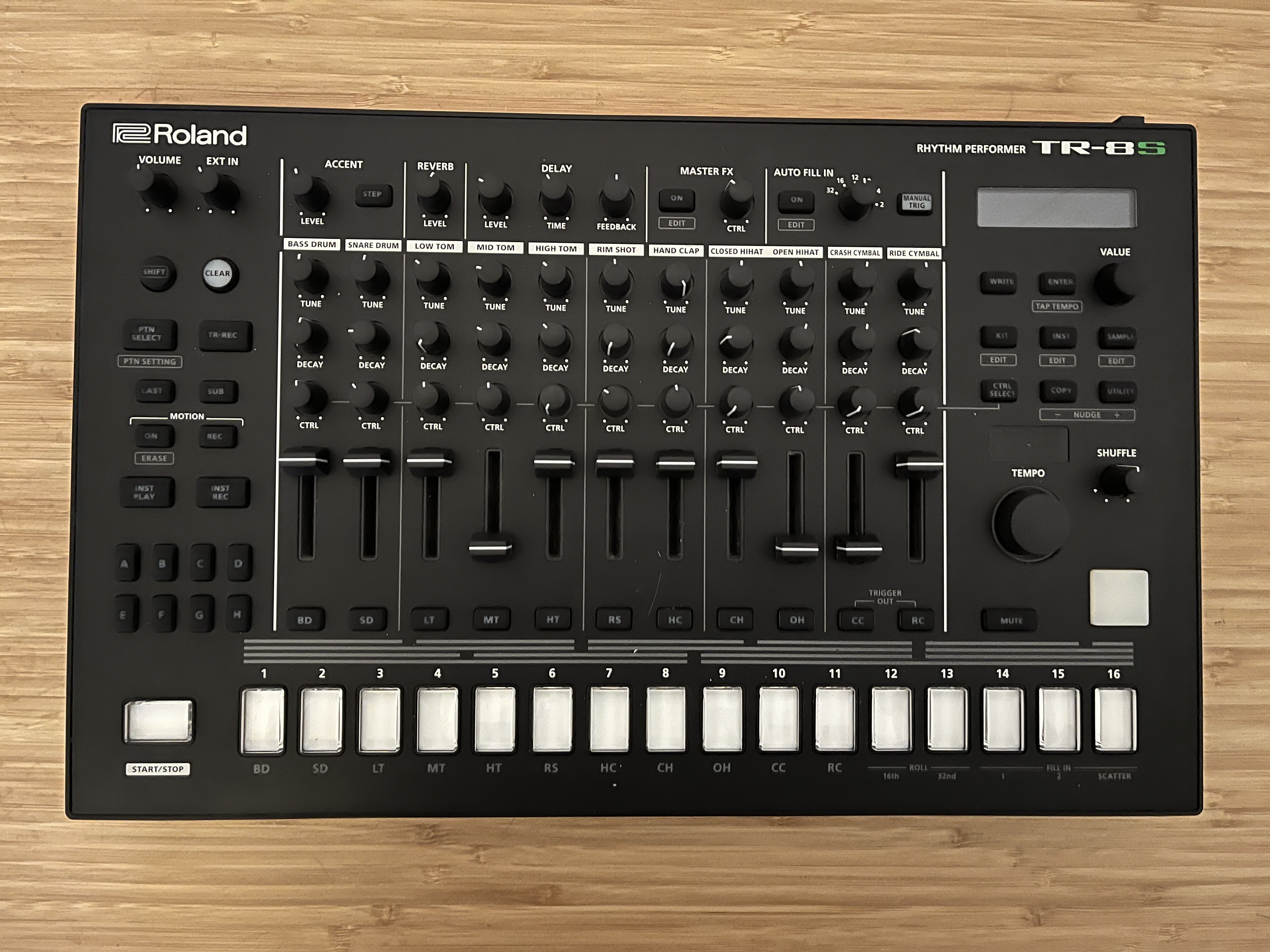 Vends Roland TR-8S avec Decksaver et Support. Parfait état