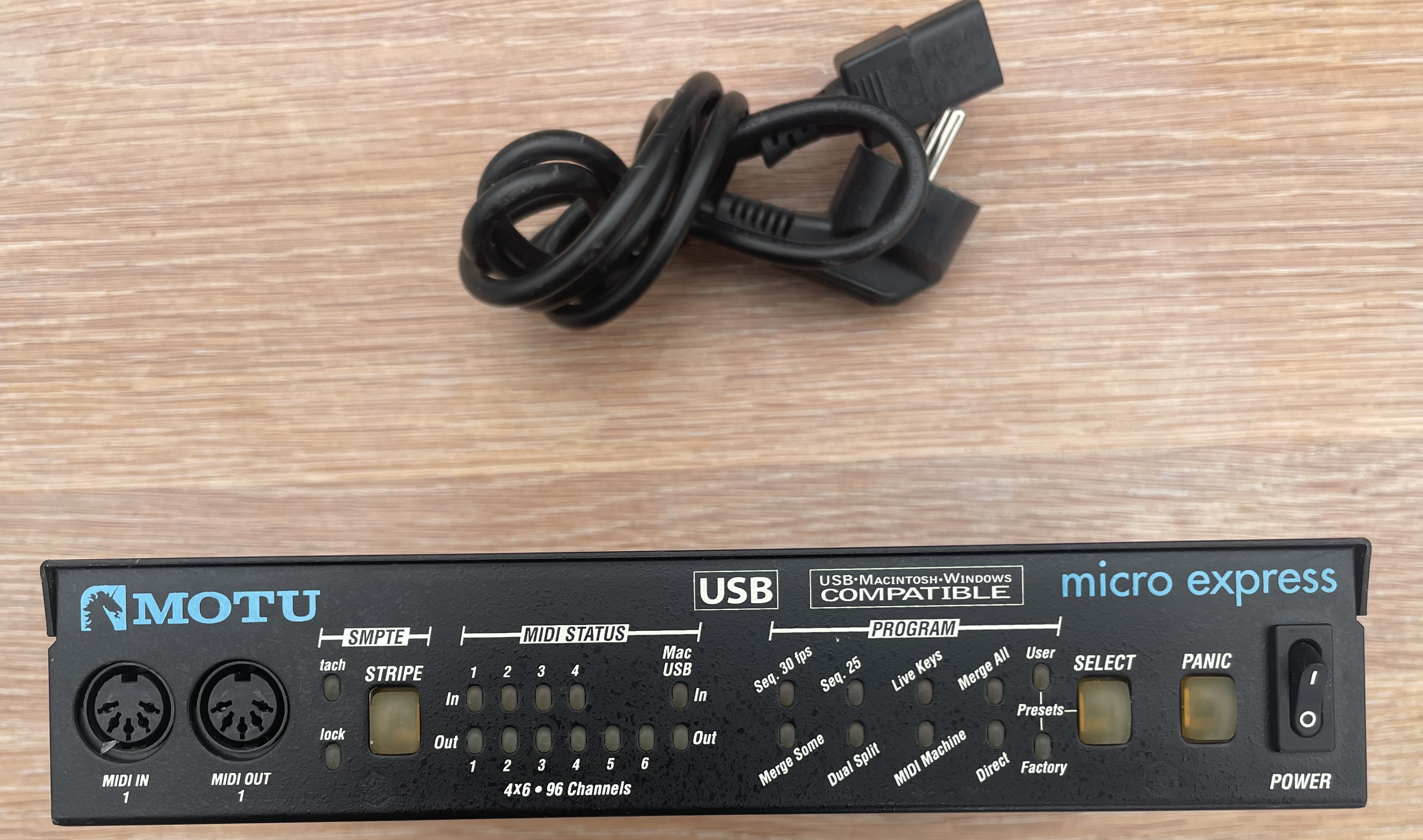 Vends interface Midi MOTU Micro Express USB + câble d'alimentation