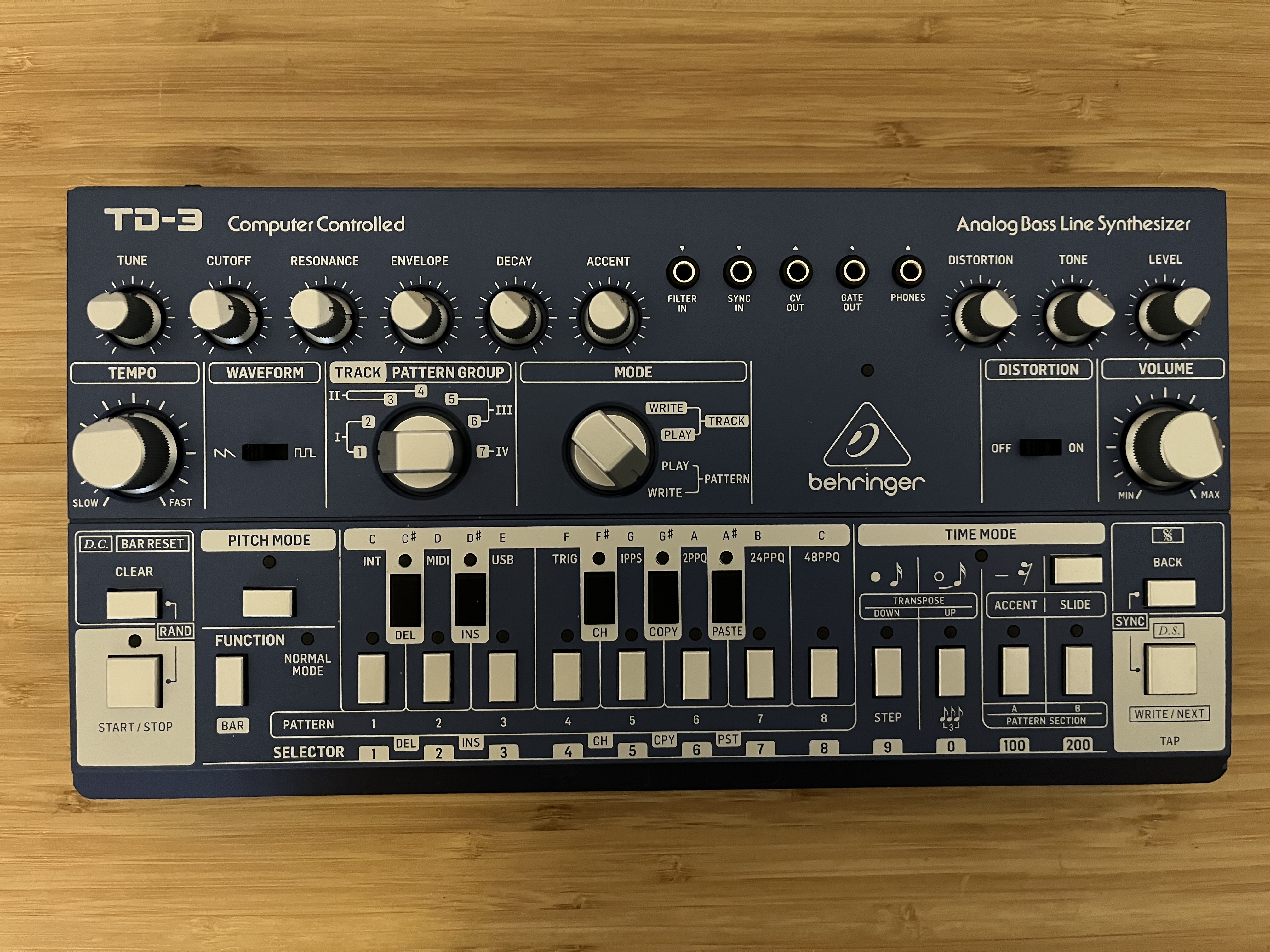 Vends Behringer TD-3 BU avec Decksaver. Comme neuf