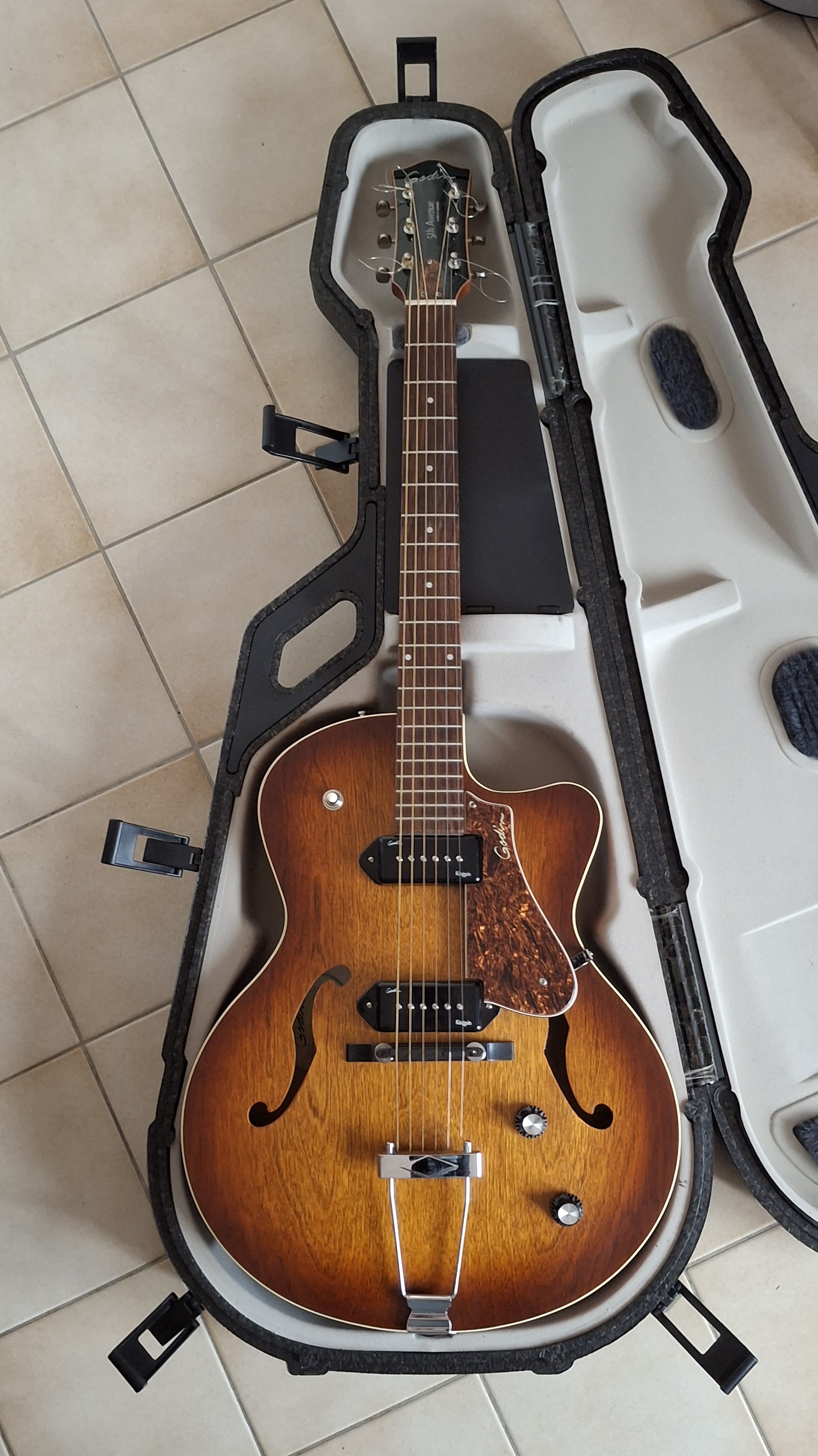 Vend guitare Godin 5th Avenue CW KINGPIN II Cognac Burst